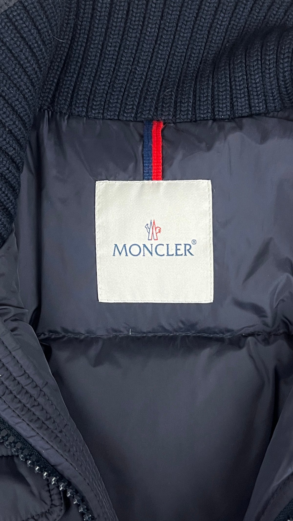 Gilet Doudoune Moncler Rians marine taille 4, détail étiquettes et finitions — vue 4