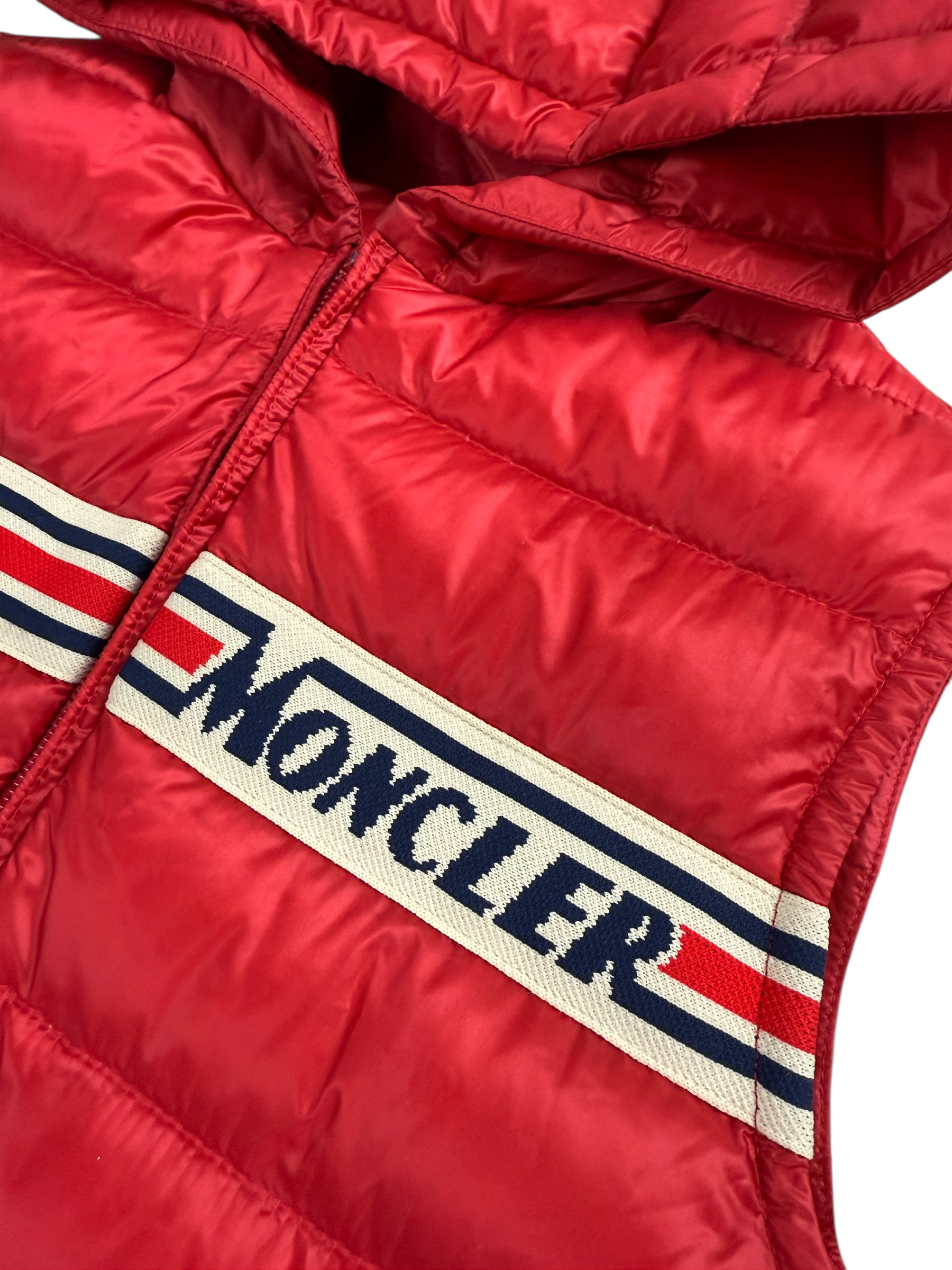 Gilet Moncler rouge taille 12 ans - Logo et étiquette