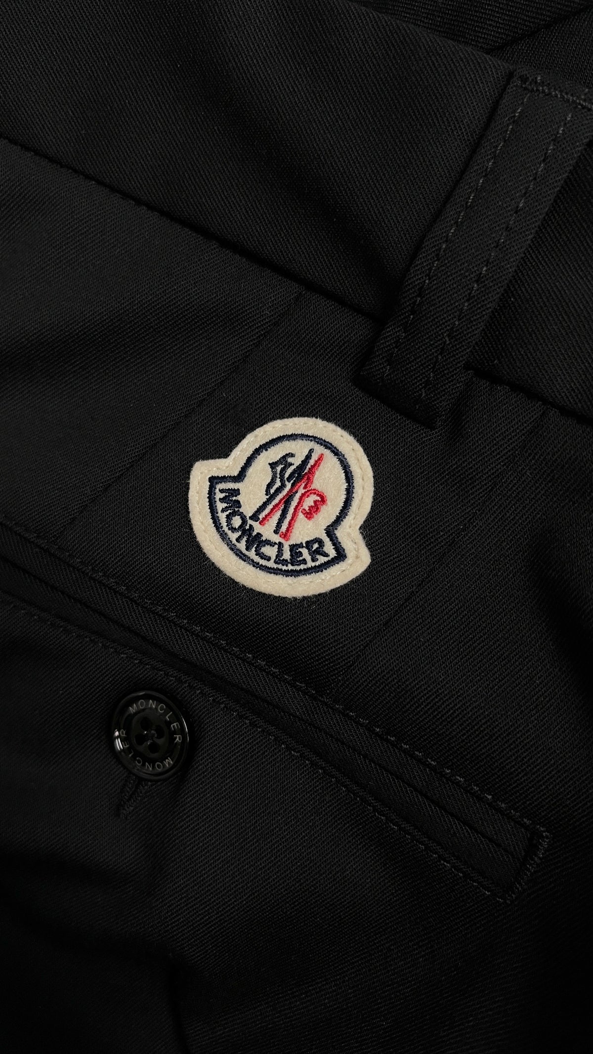 Pantalon Moncler à Pinces en Laine Vierge noir, détail étiquettes et finitions — vue 4