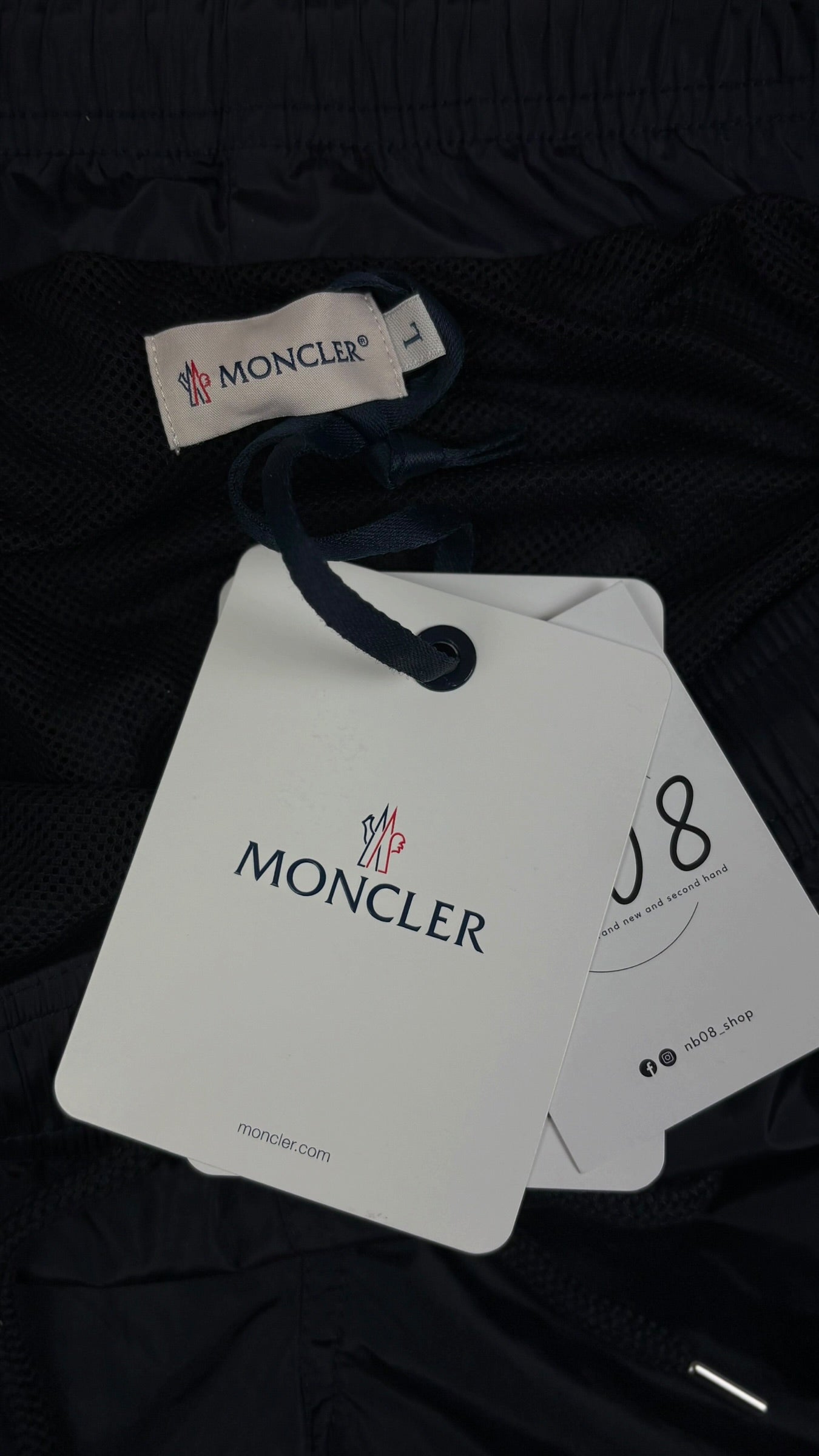Short Moncler marine taille L - Logo et étiquette