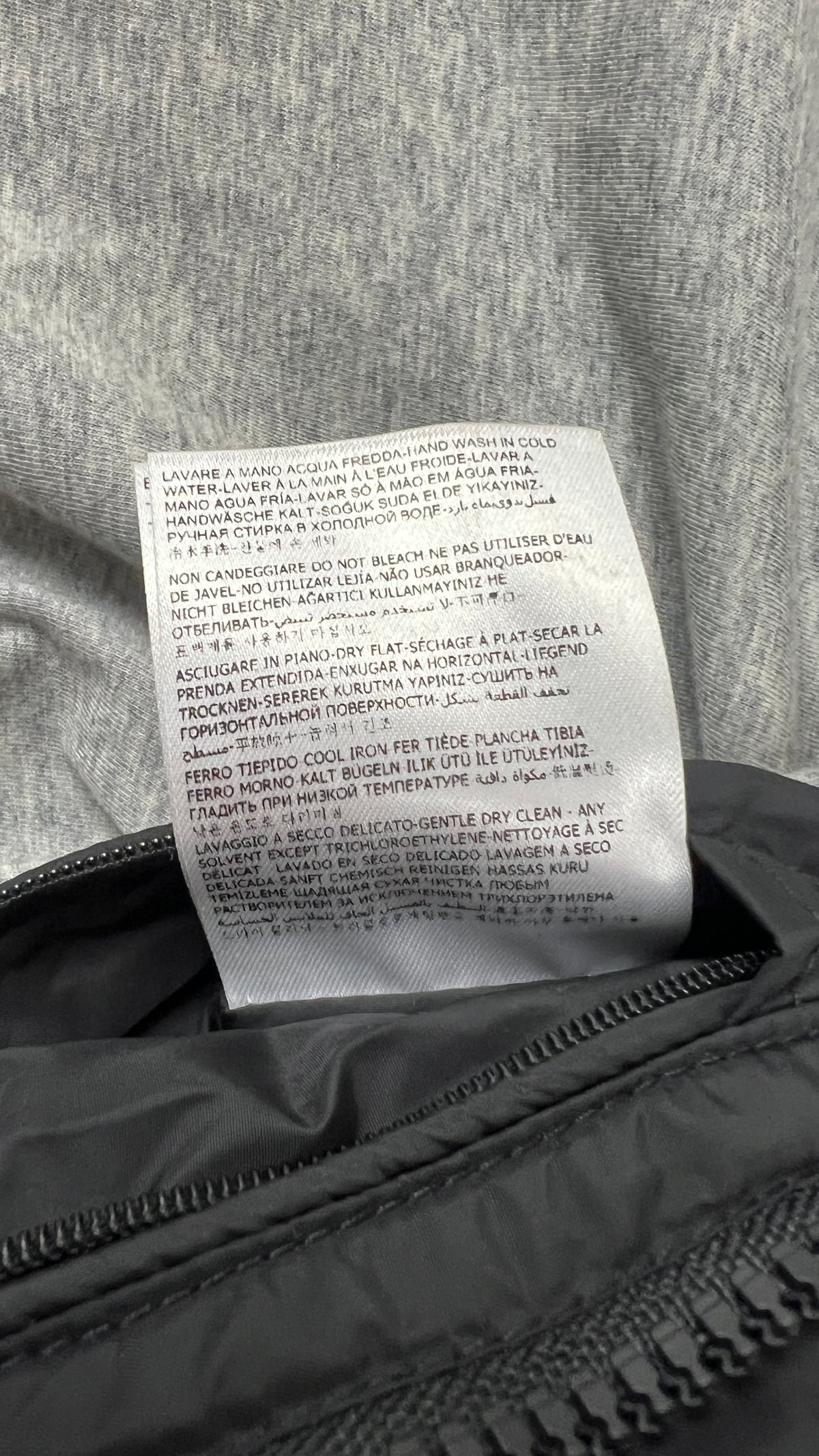 Veste Moncler Delonix noir taille 4, détail étiquettes et finitions — vue 7
