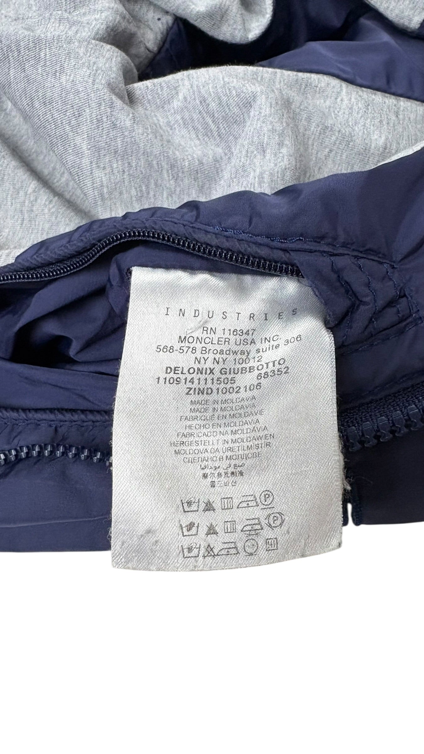 Veste Moncler marine taille 4 - Logo et étiquette