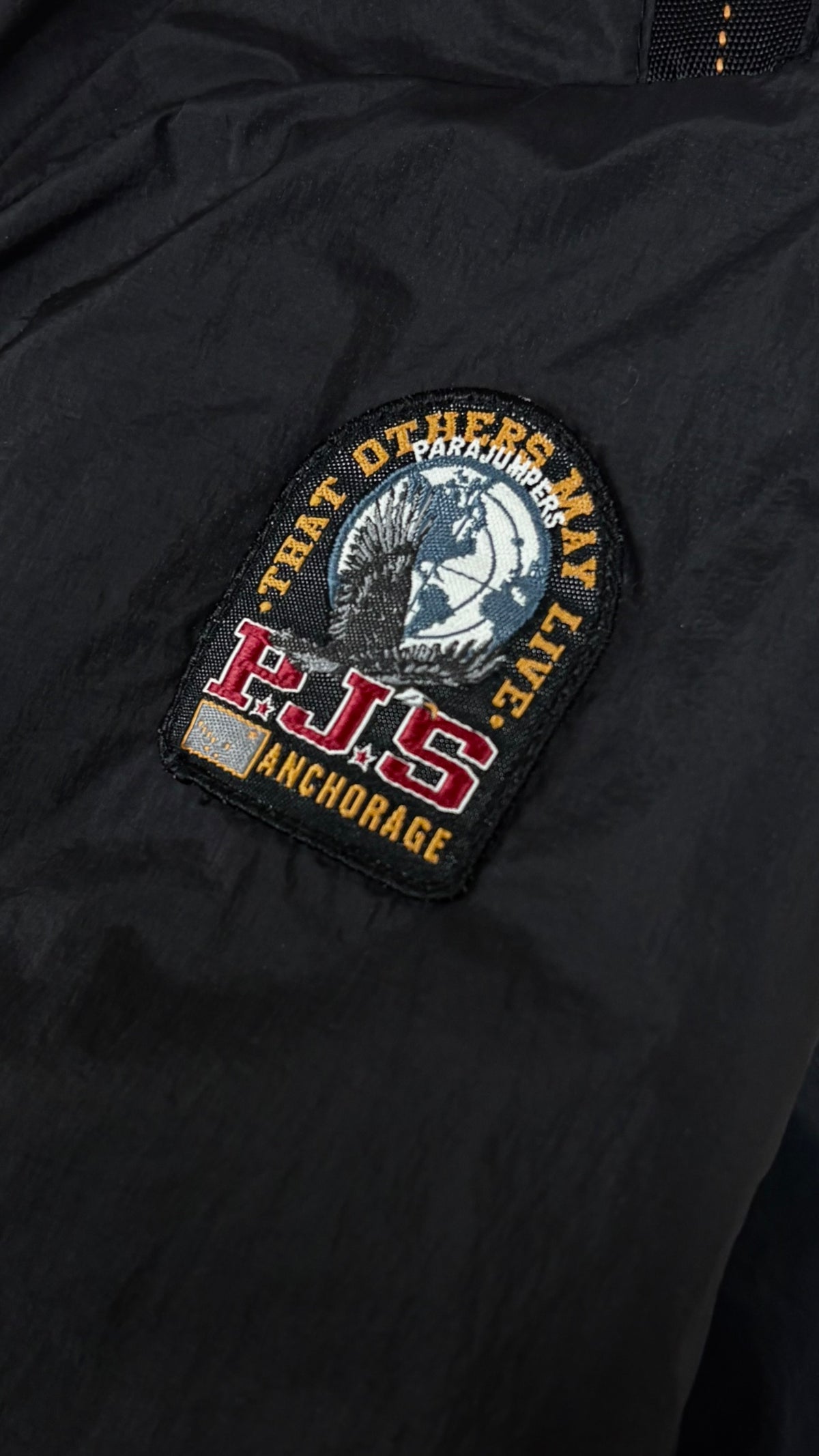 Doudoune Parajumpers Base Camp à Capuche noir, détail étiquettes et finitions — vue 3
