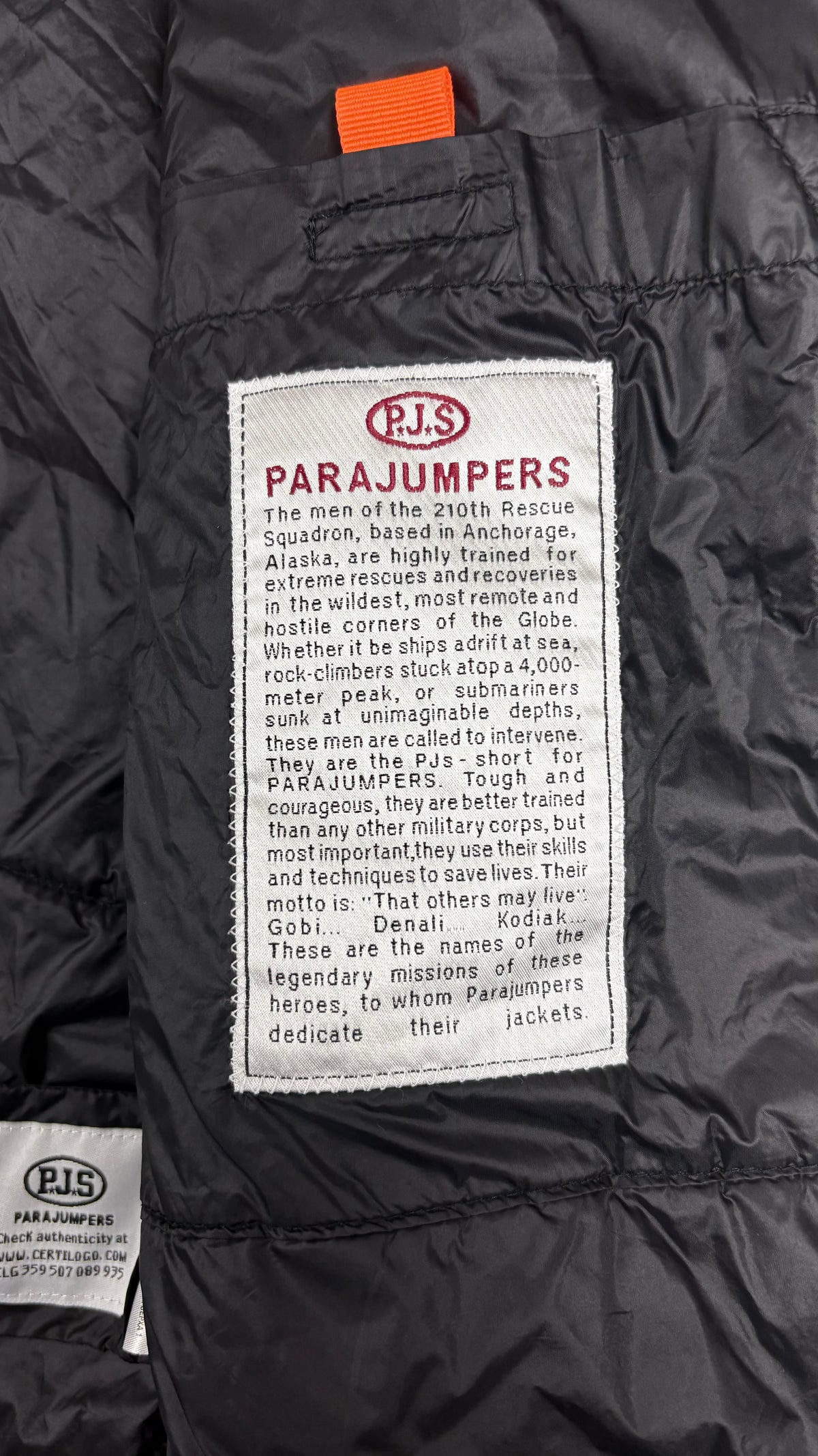 Doudoune Parajumpers Base Camp à Capuche noir, détail étiquettes et finitions — vue 5