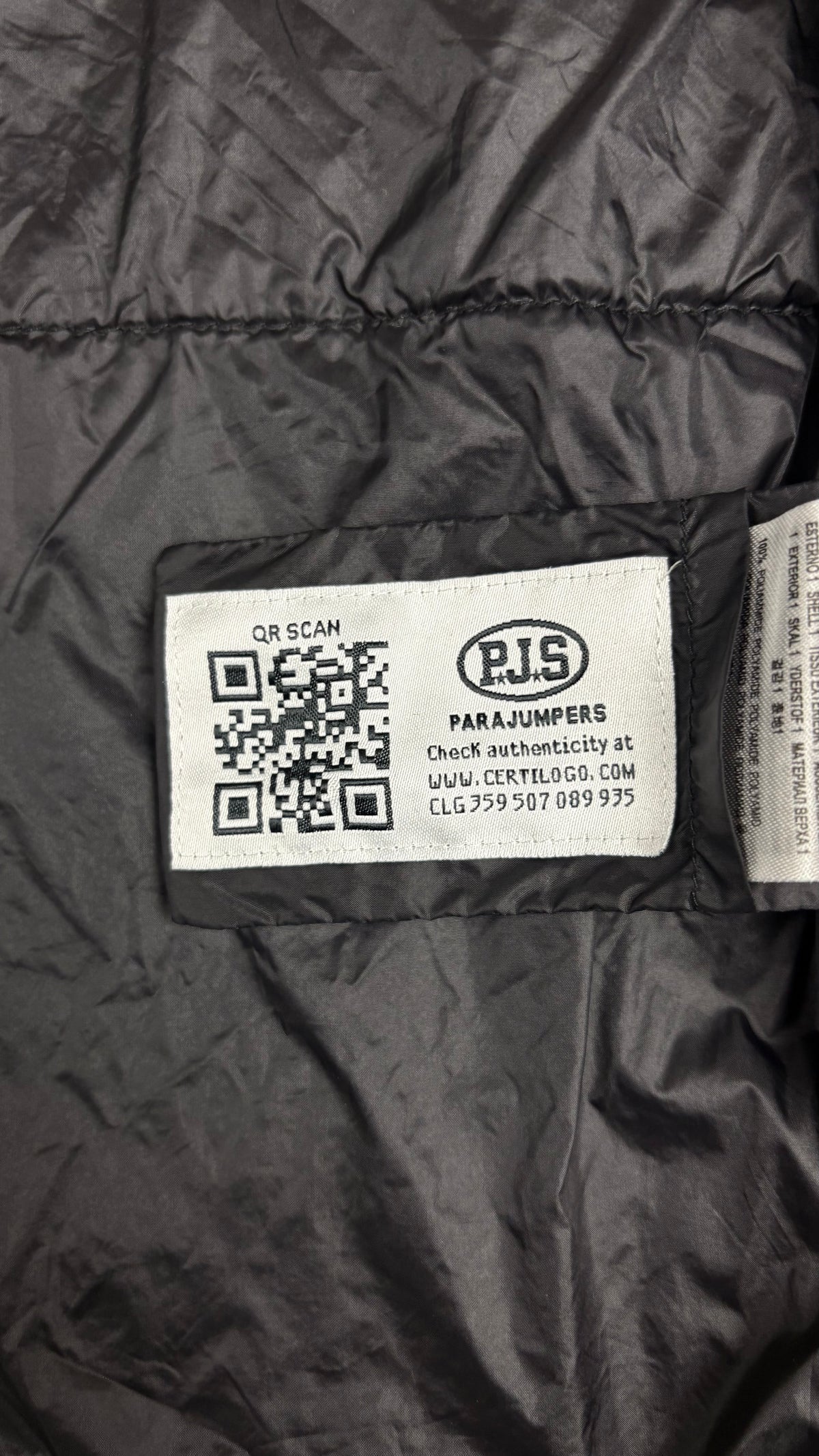 Doudoune Parajumpers Base Camp à Capuche noir, détail étiquettes et finitions — vue 6