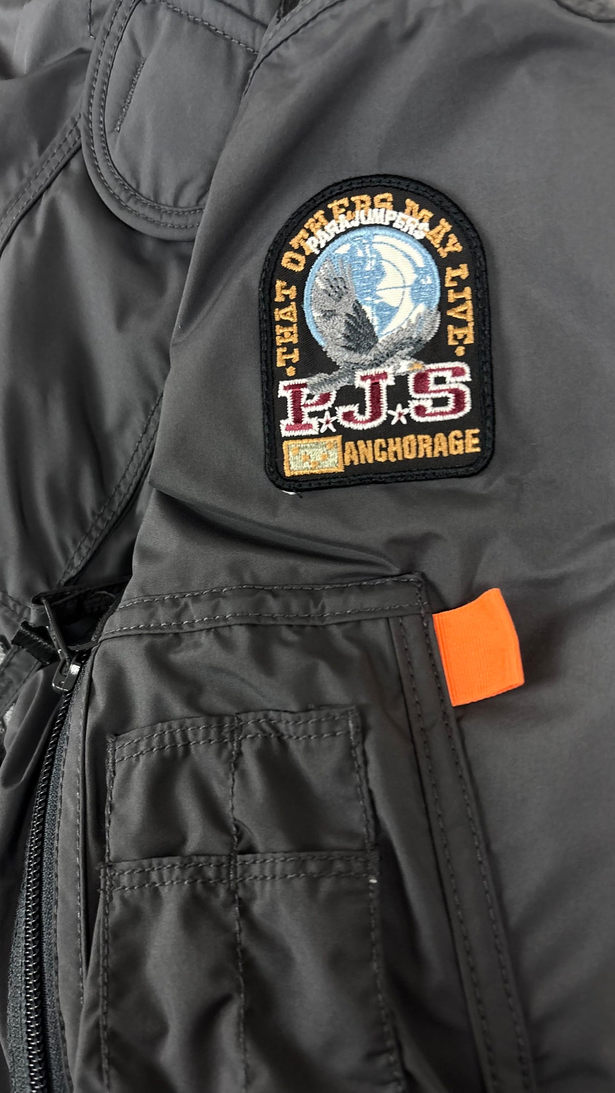 Doudoune Bomber Parajumpers Gobi gris anthracite, détail étiquettes et finitions — vue 3