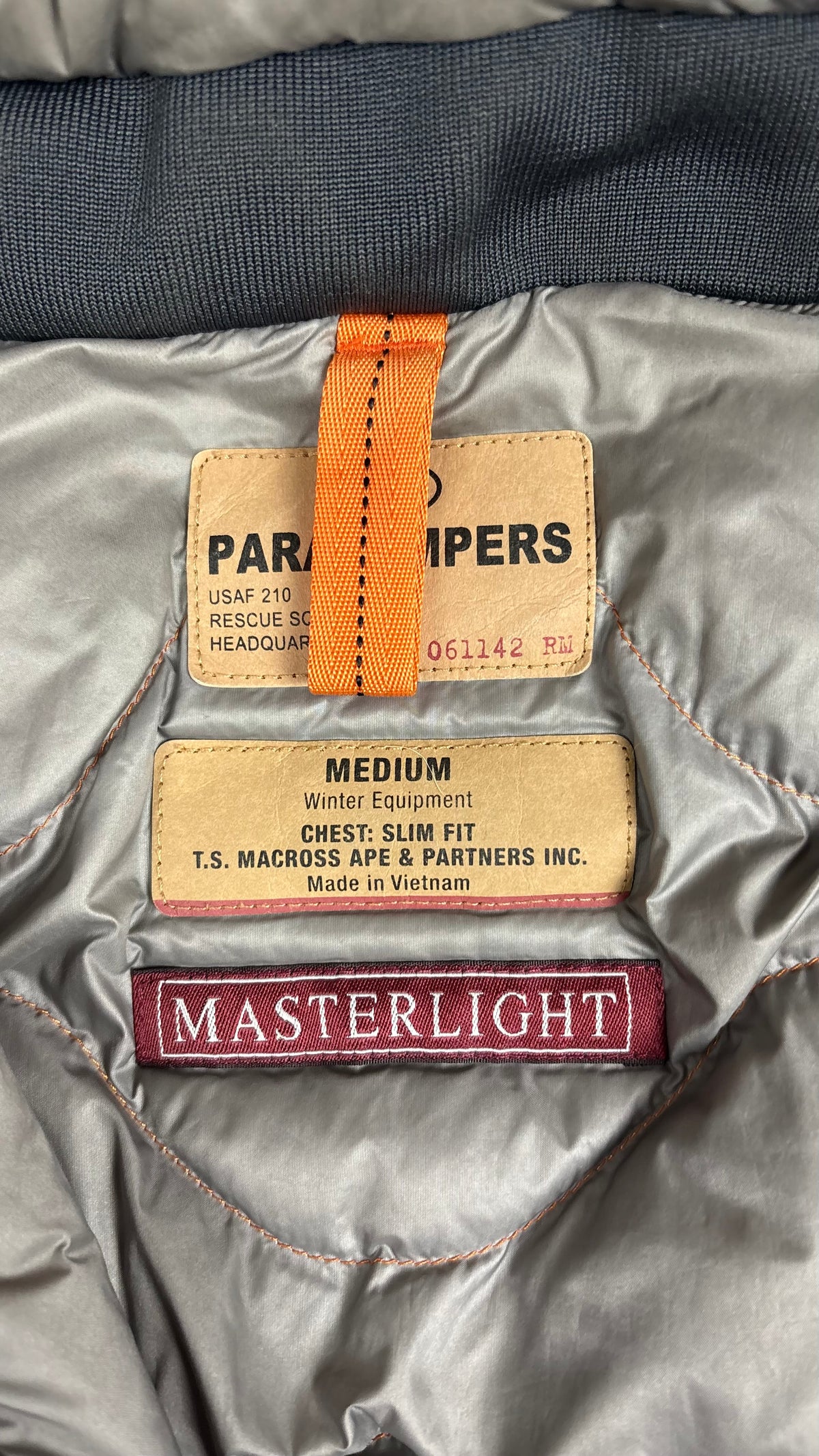 Doudoune Bomber Parajumpers Gobi gris anthracite, détail étiquettes et finitions — vue 4