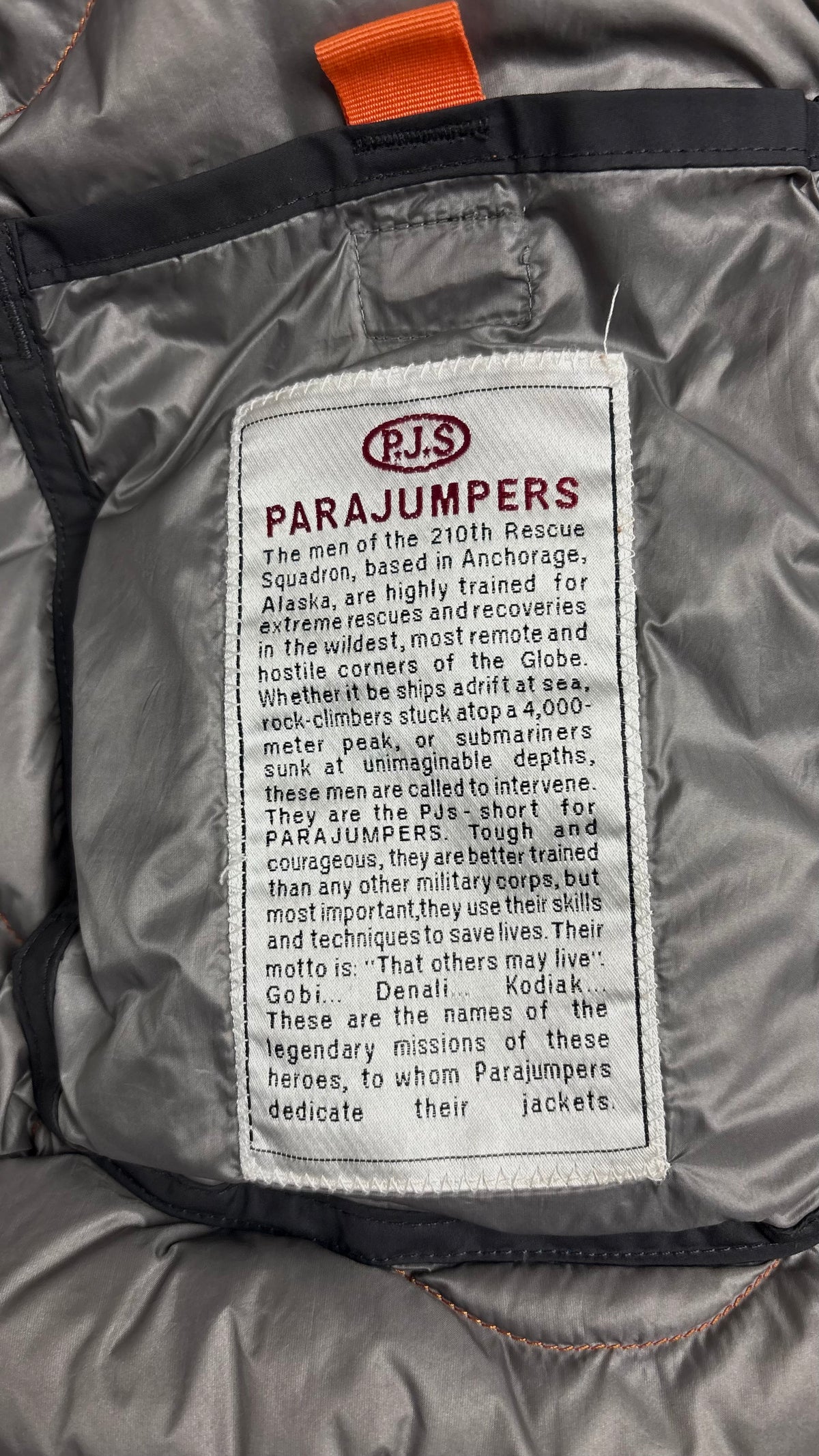 Doudoune Bomber Parajumpers Gobi gris anthracite, détail étiquettes et finitions — vue 5