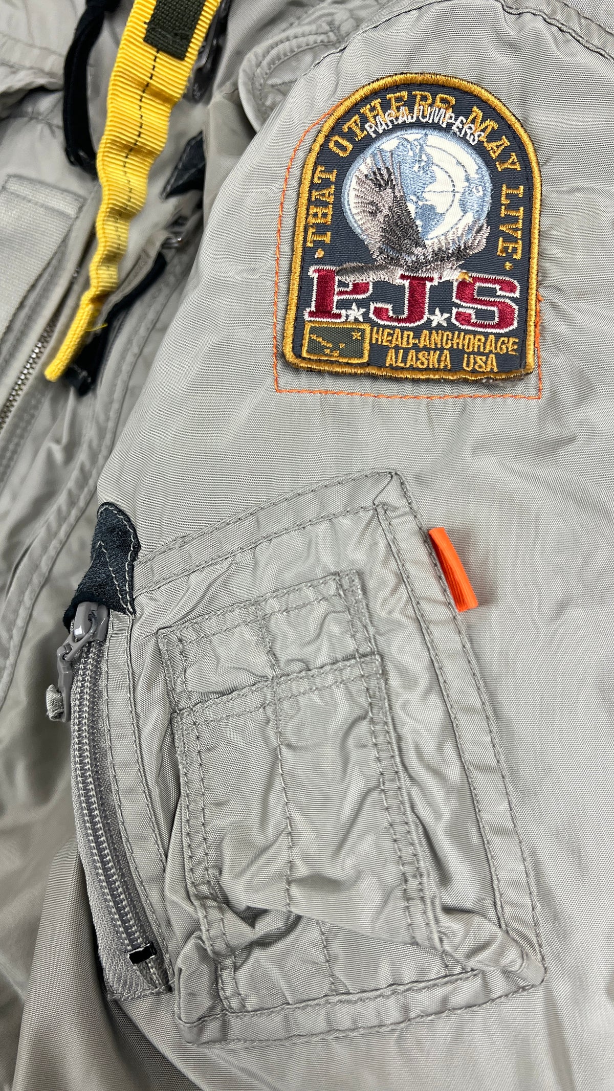 Doudoune Bomber Parajumpers Gobi gris, détail étiquettes et finitions — vue 3
