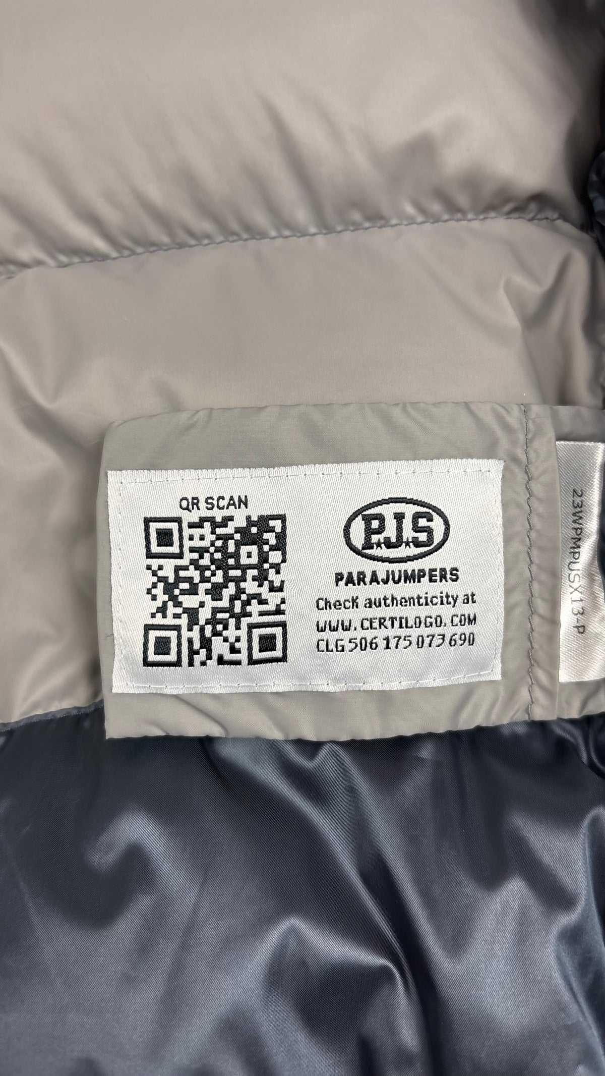 Doudoune Bomber Parajumpers Sheen à Capuche marine, détail étiquettes et finitions — vue 6