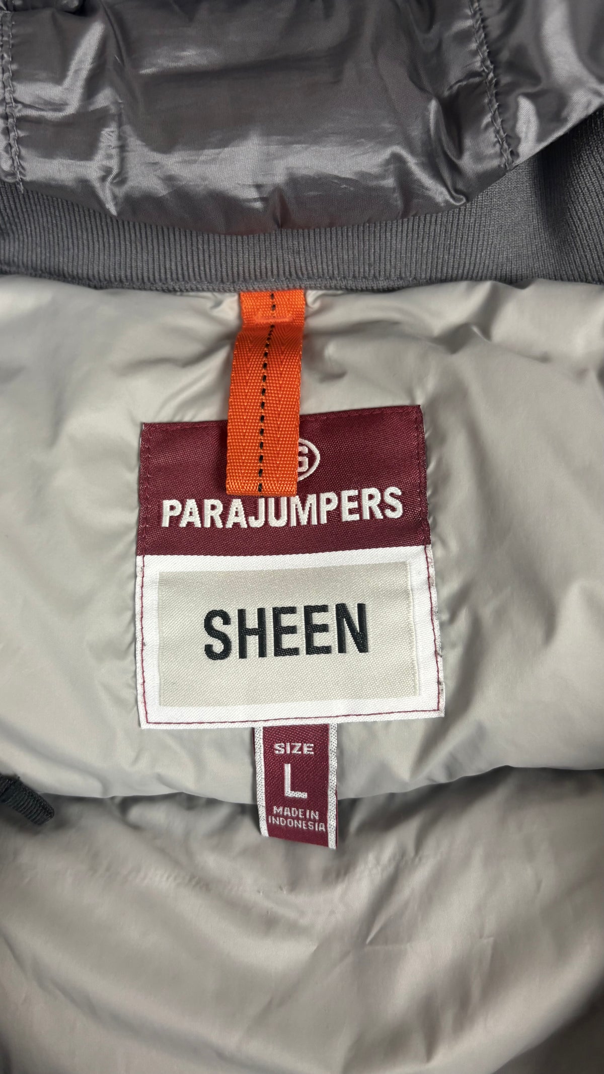 Doudoune Parajumpers Sheen à Capuche gris, détail étiquettes et finitions — vue 4