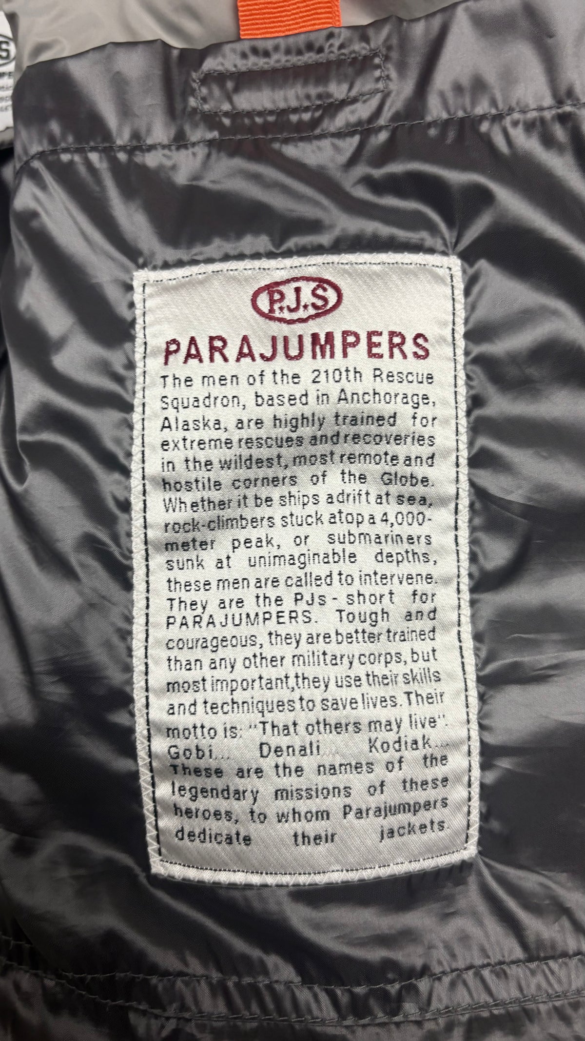 Doudoune Parajumpers Sheen à Capuche gris, détail étiquettes et finitions — vue 5