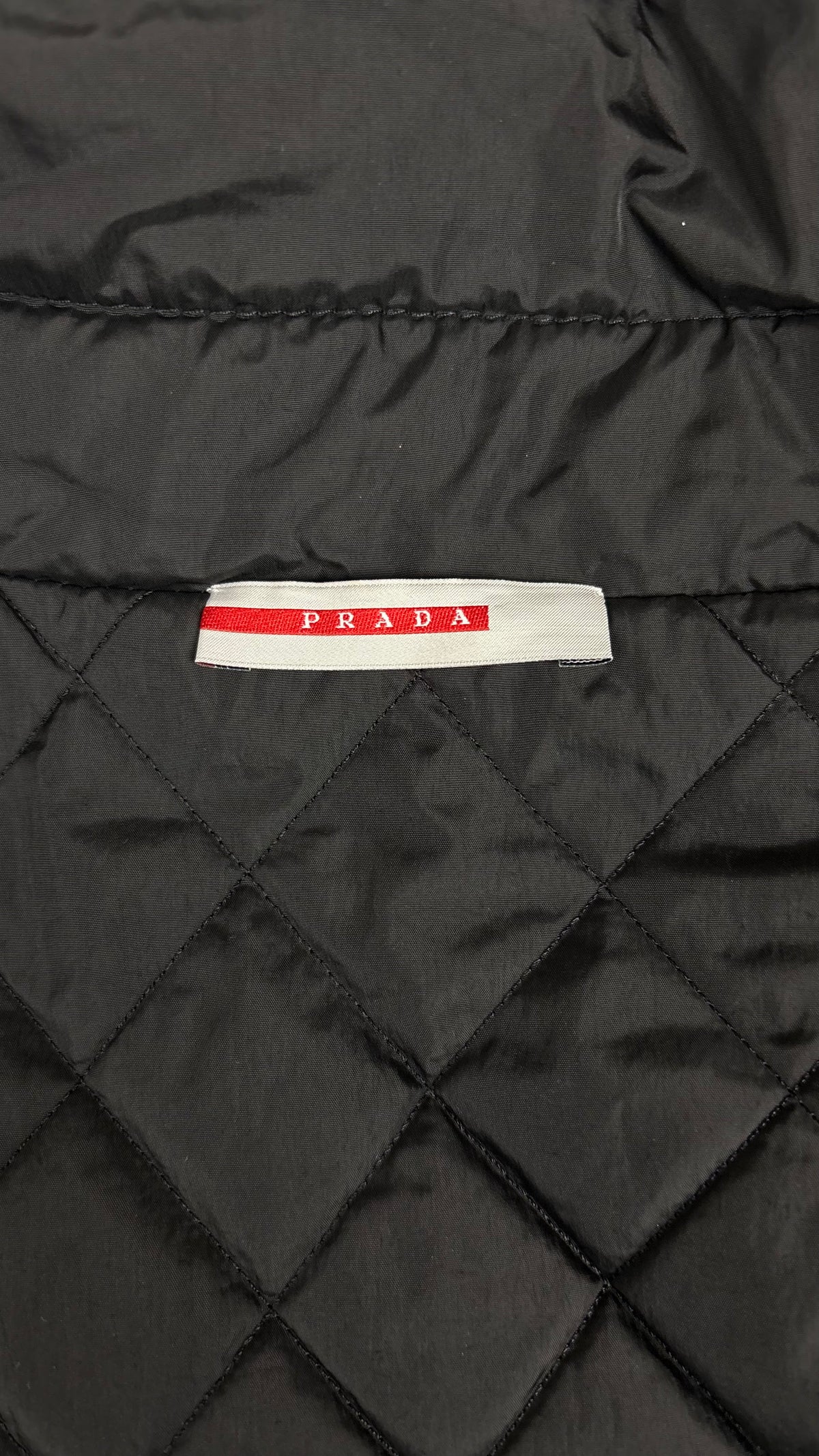 Blouson Prada Linea Rossa Réversible noir / gris taille M, détail étiquettes et finitions — vue 3
