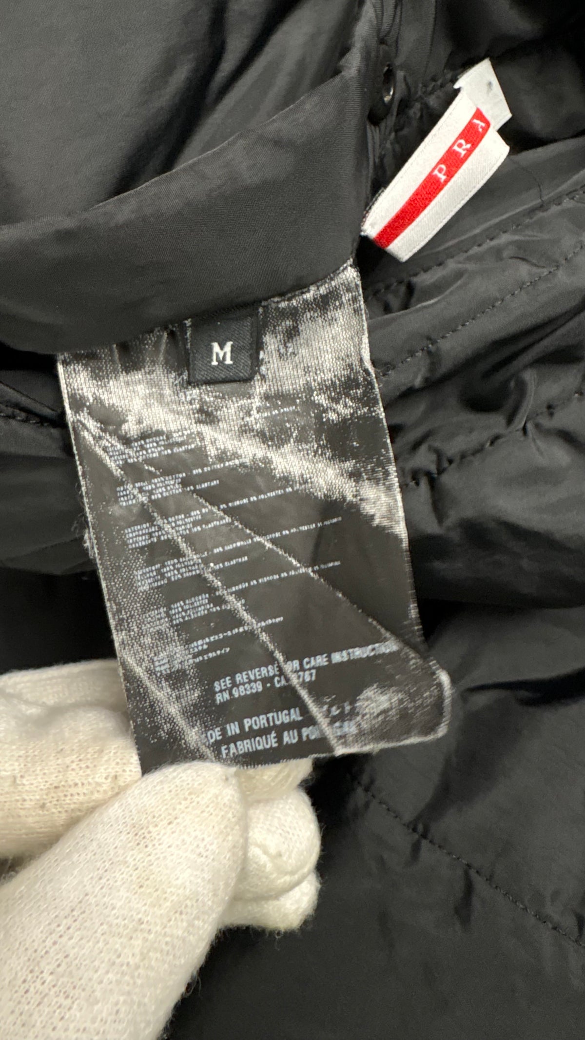 Blouson Prada Linea Rossa Réversible noir / gris taille M, détail étiquettes et finitions — vue 4