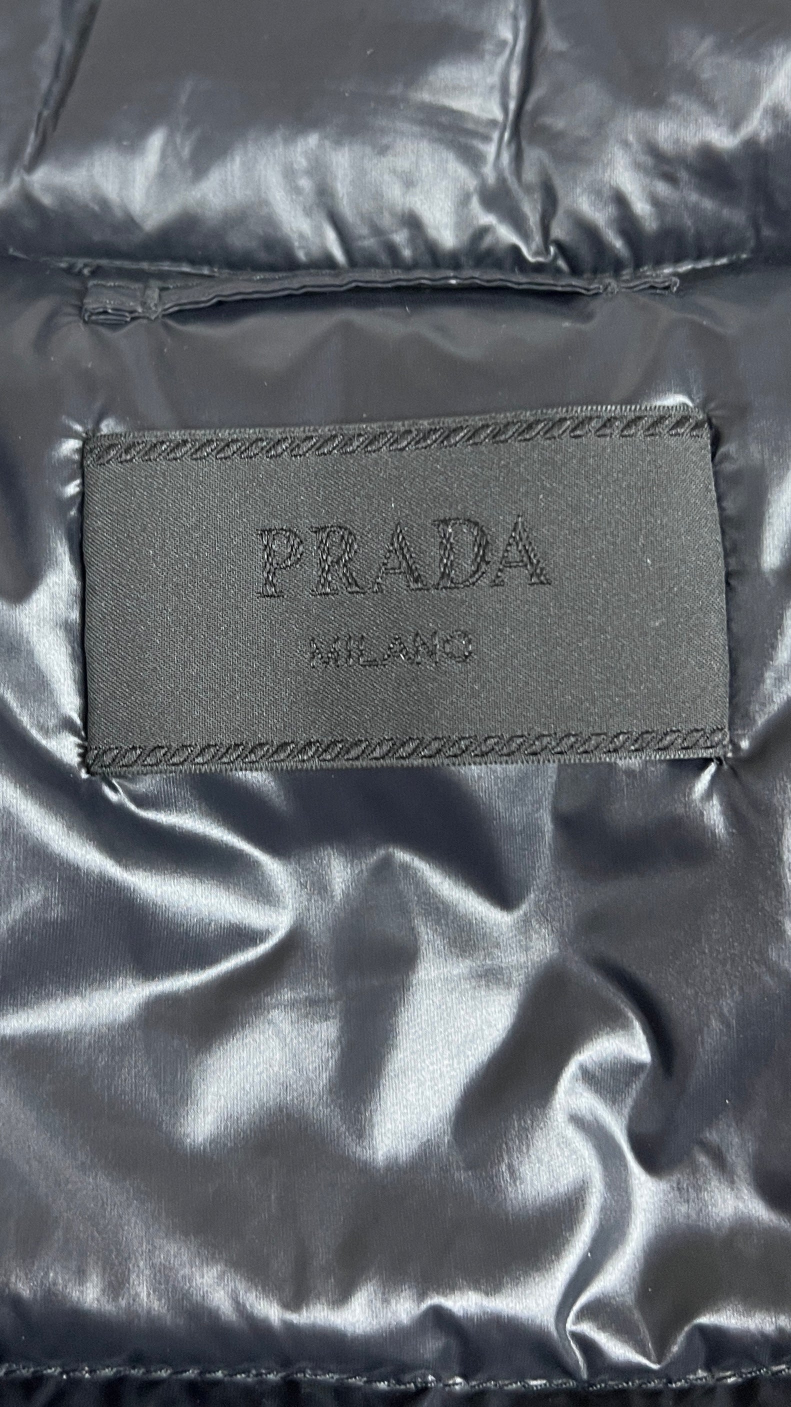 Gilet doudoune Prada noir taille 48, détail logo triangle — vue 3
