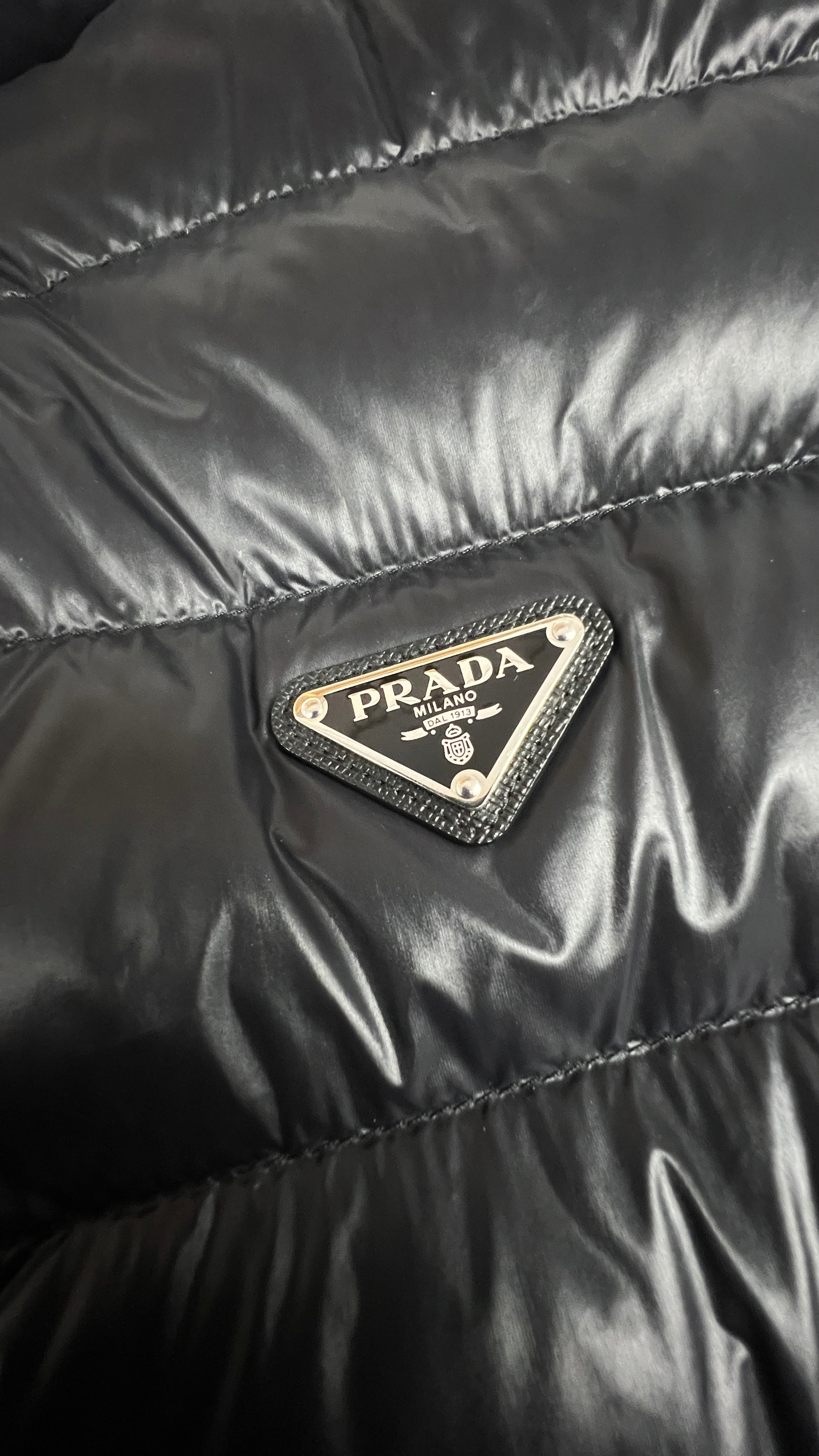 Gilet doudoune Prada noir taille 48, détail zip — vue 4