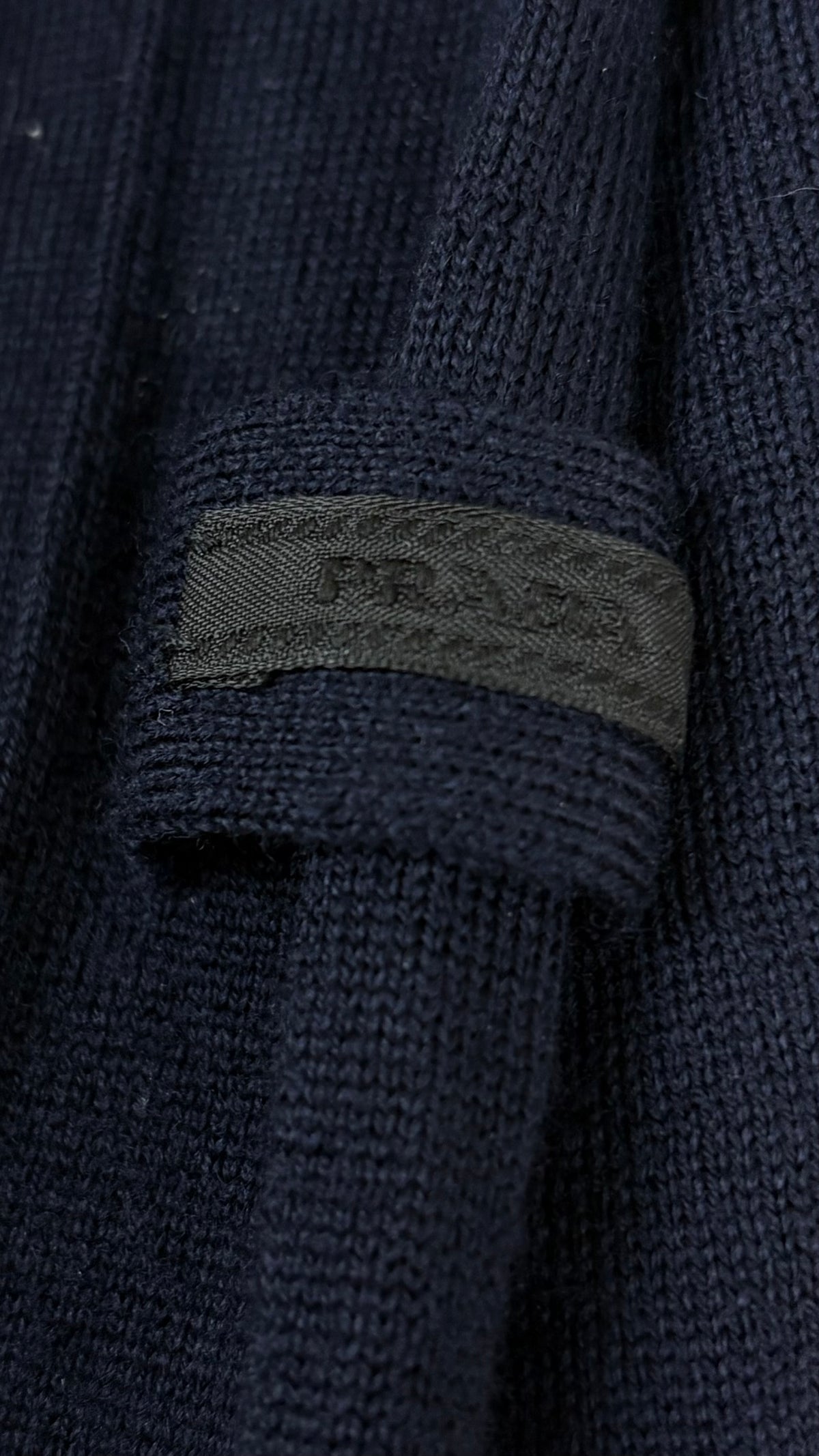 Pull en Laine Prada marine, détail étiquettes et finitions — vue 3