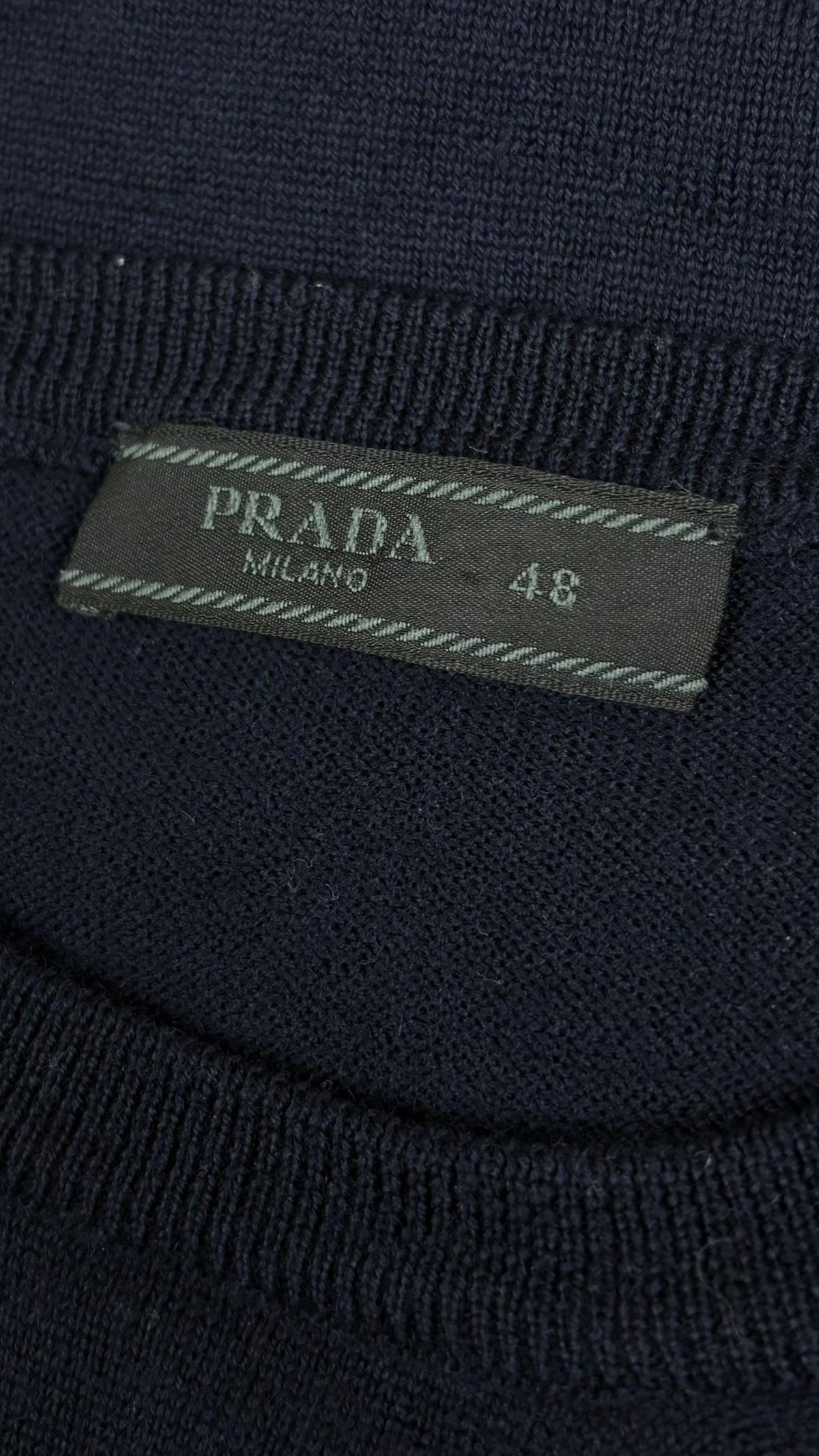 Pull en Laine Prada marine, détail étiquettes et finitions — vue 4