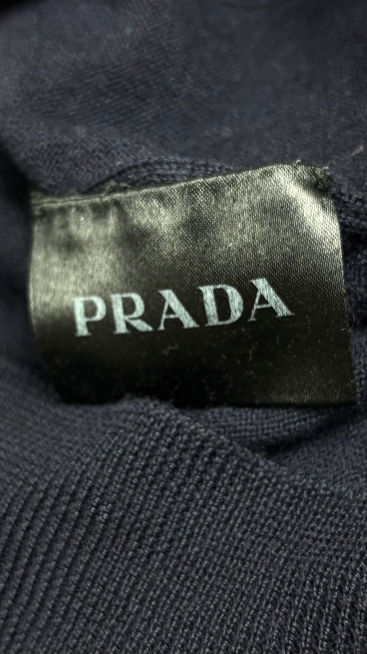 Pull en Laine Prada marine, détail étiquettes et finitions — vue 5