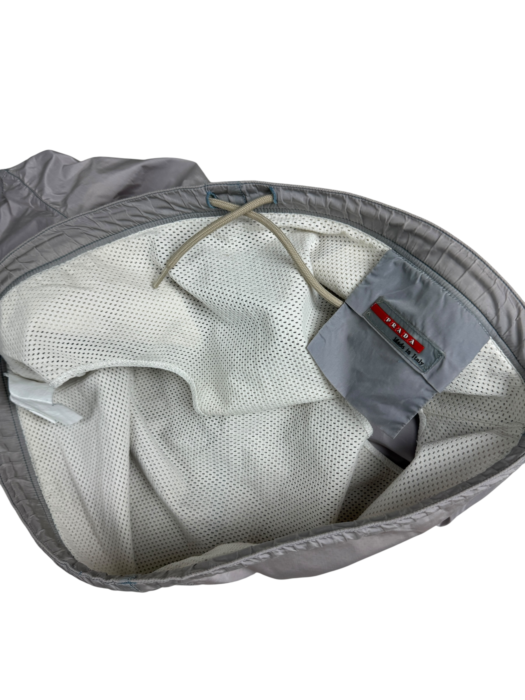 Short Prada gris taille M - Logo et étiquette