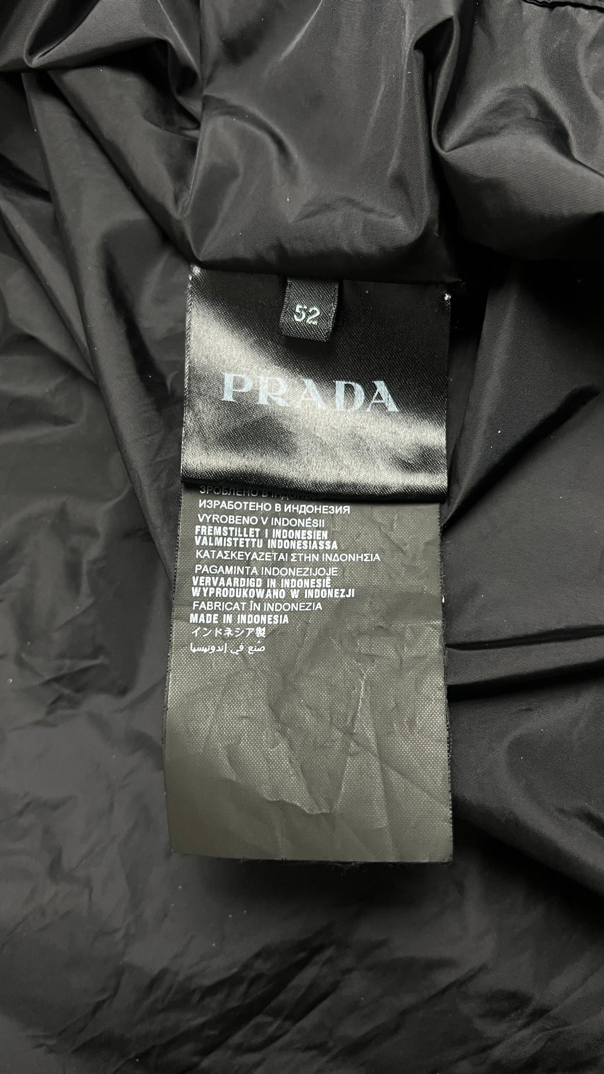 Veste Prada Nylon noir, détail étiquettes et finitions — vue 5