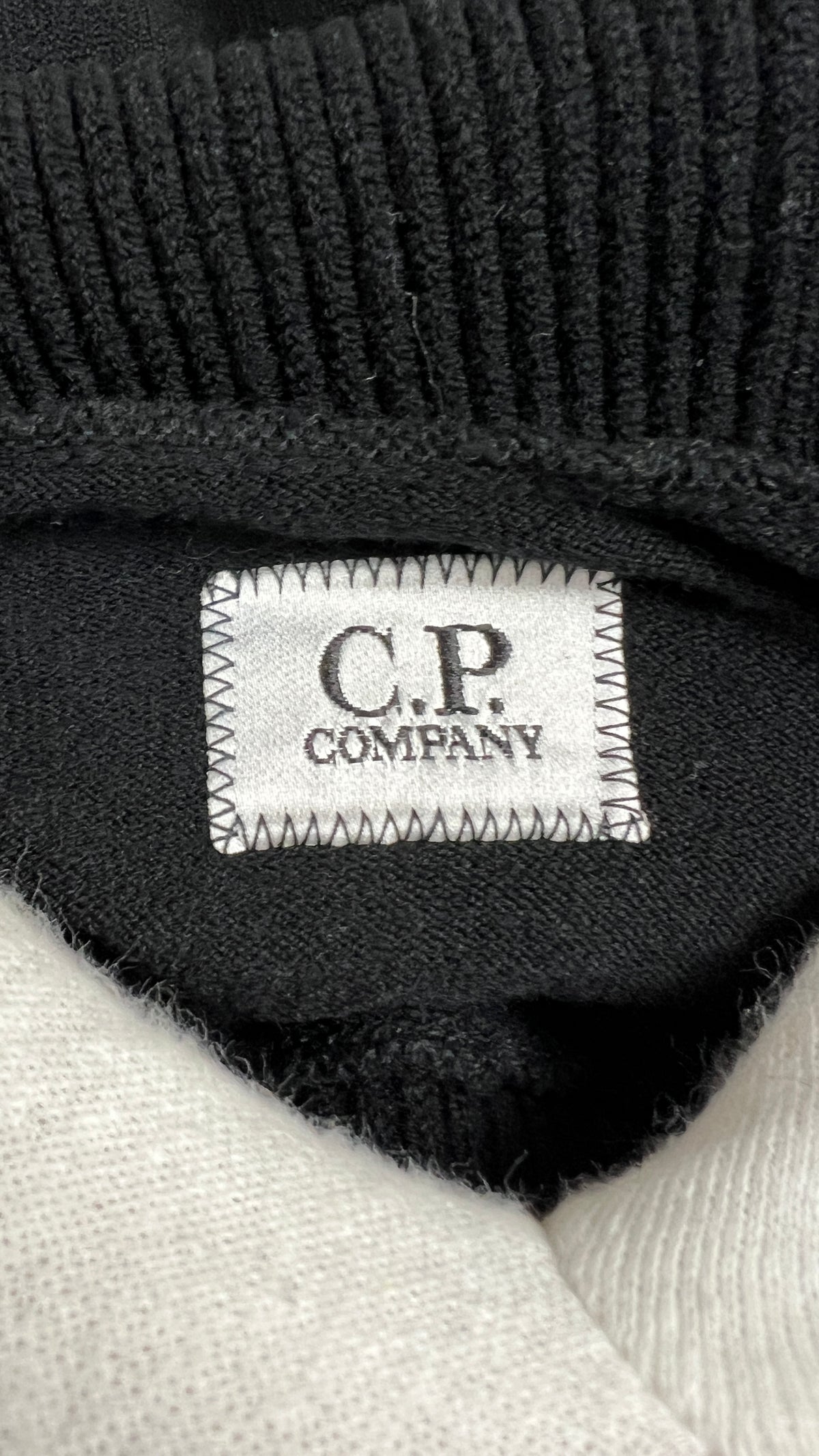 Pull Col Roulé C.P Company Lens en Laine noir, taille 54 – photo complémentaire 1 – NB08 Shop