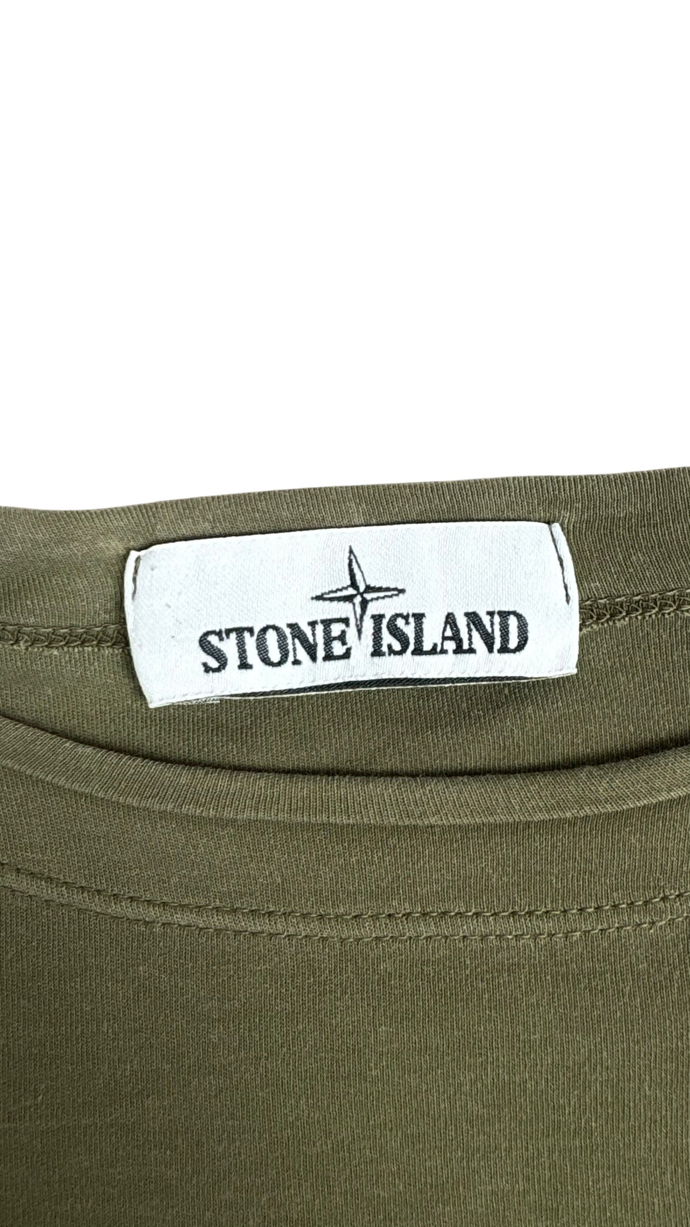 Étiquette de marque Stone Island cousue à l'intérieur du col du pull kaki