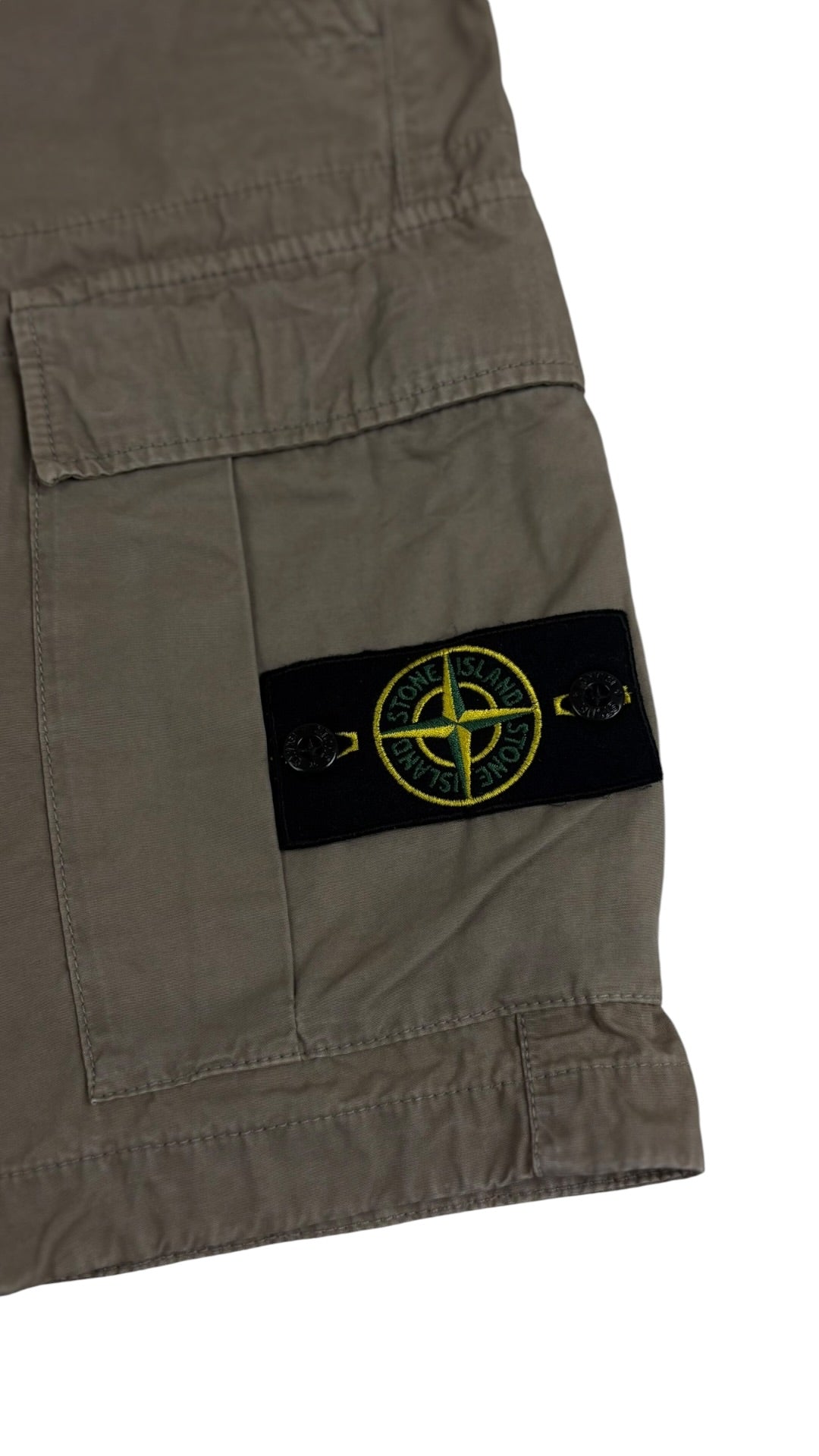 Short cargo Stone Island crème W29 reconditionné - détail | Authentique NB08