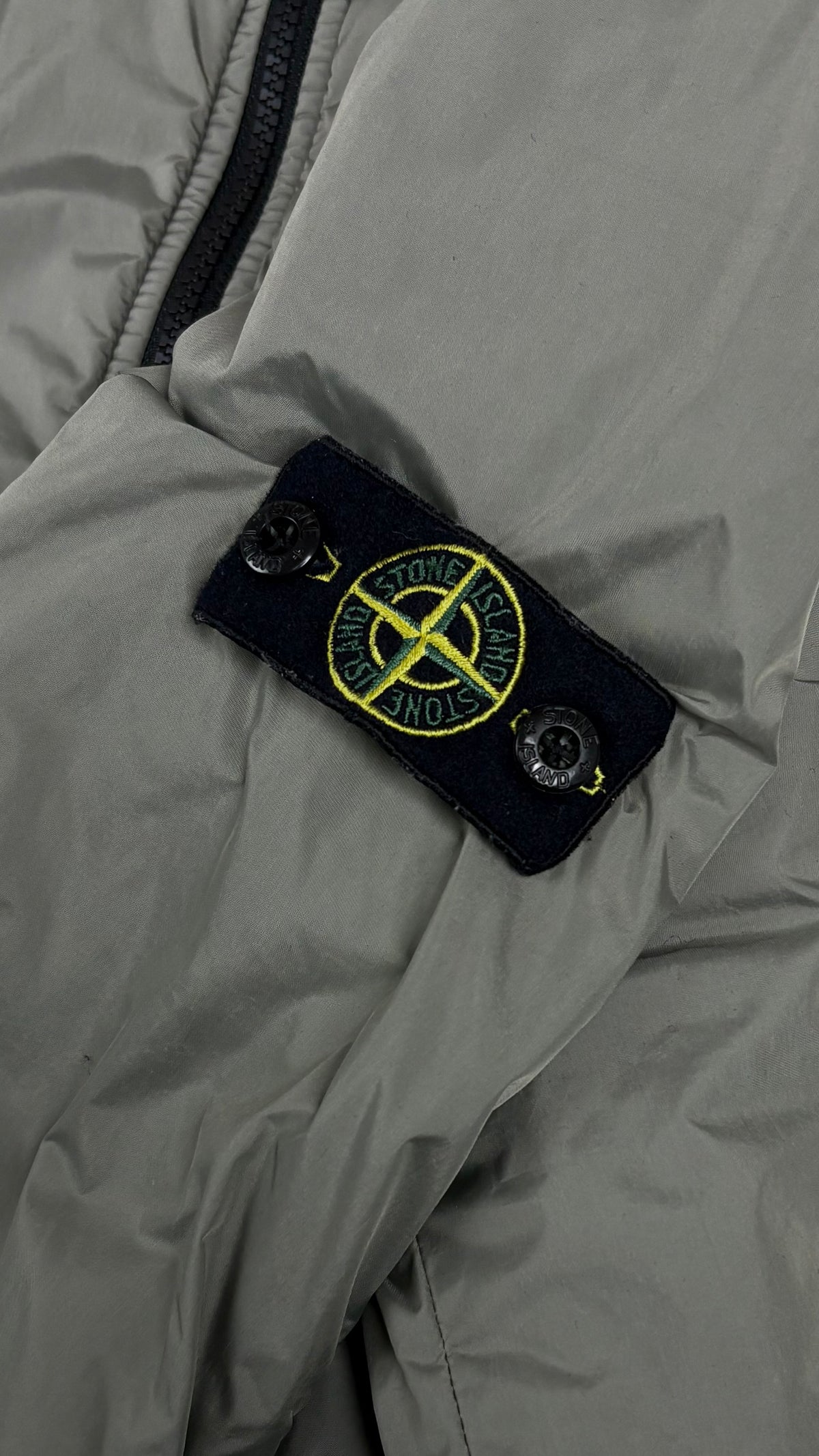 Blouson Stone Island Junior Primaloft kaki taille 14 ans, détail étiquettes et finitions — vue 4