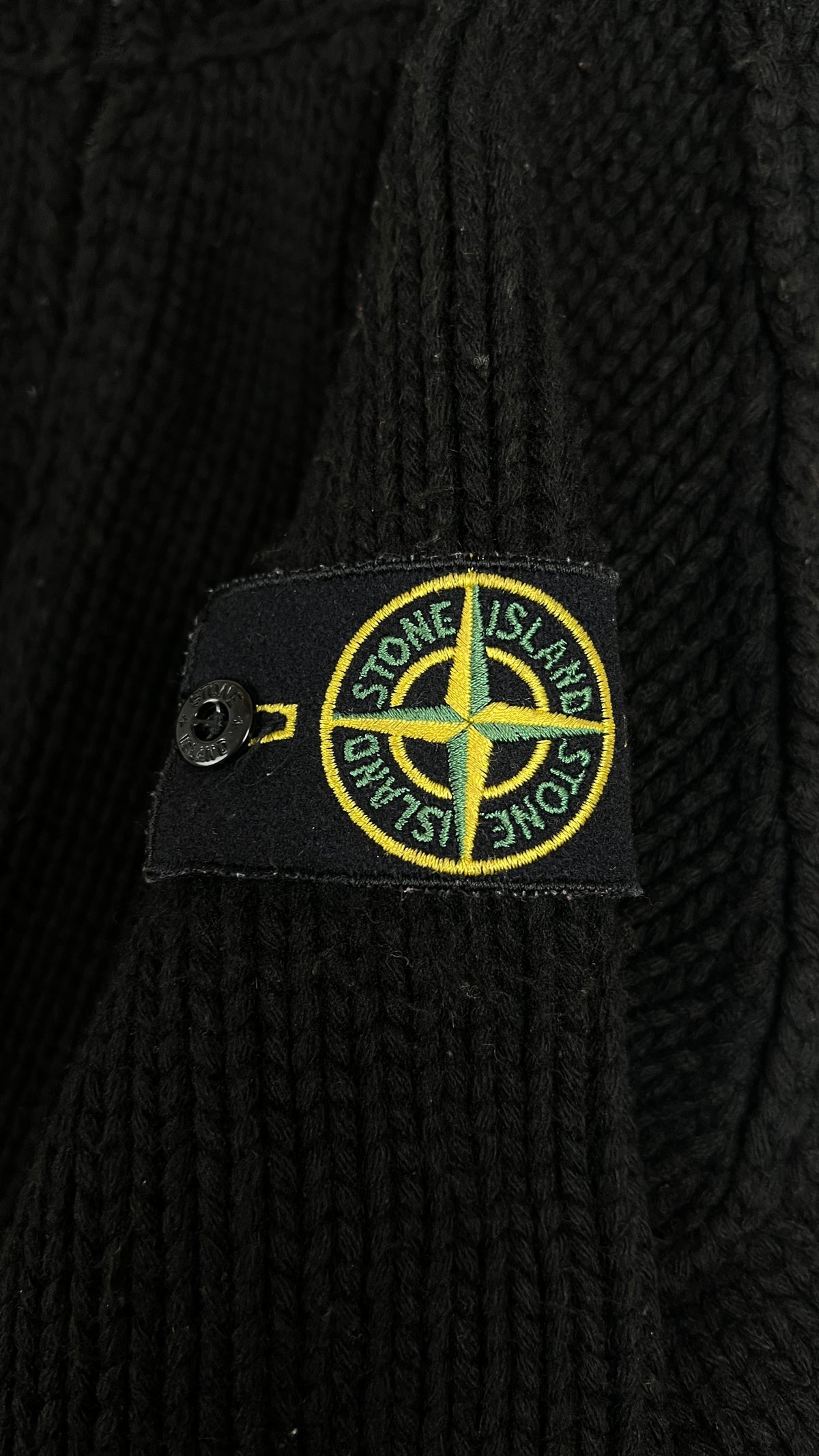 Cardigan Zippé Stone Island en laine noir taille L, détail badge — vue 3
