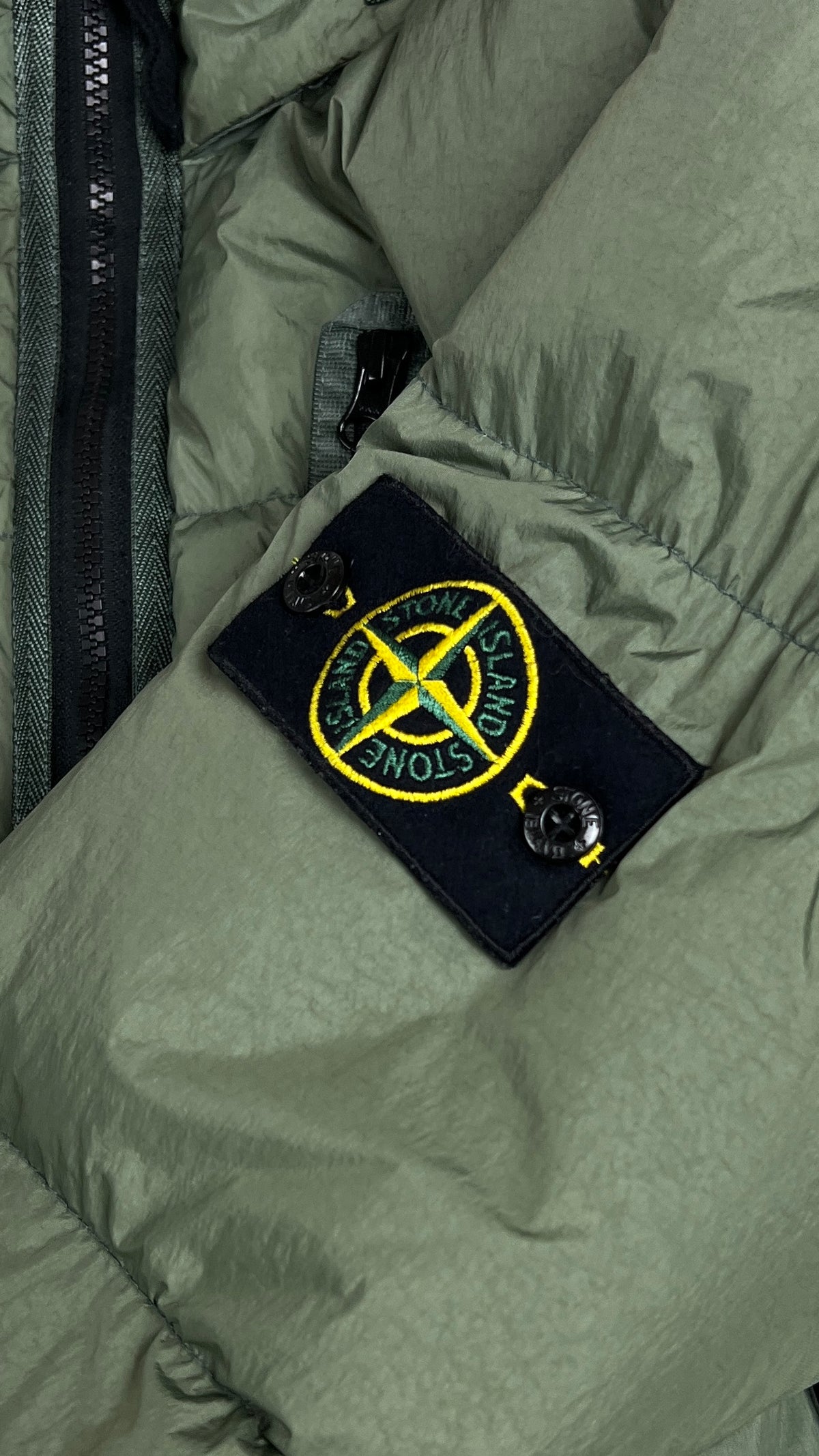Doudoune Stone Island Garment Dyed Crinkle Reps NY Down vert taille S, détail étiquettes et finitions — vue 3