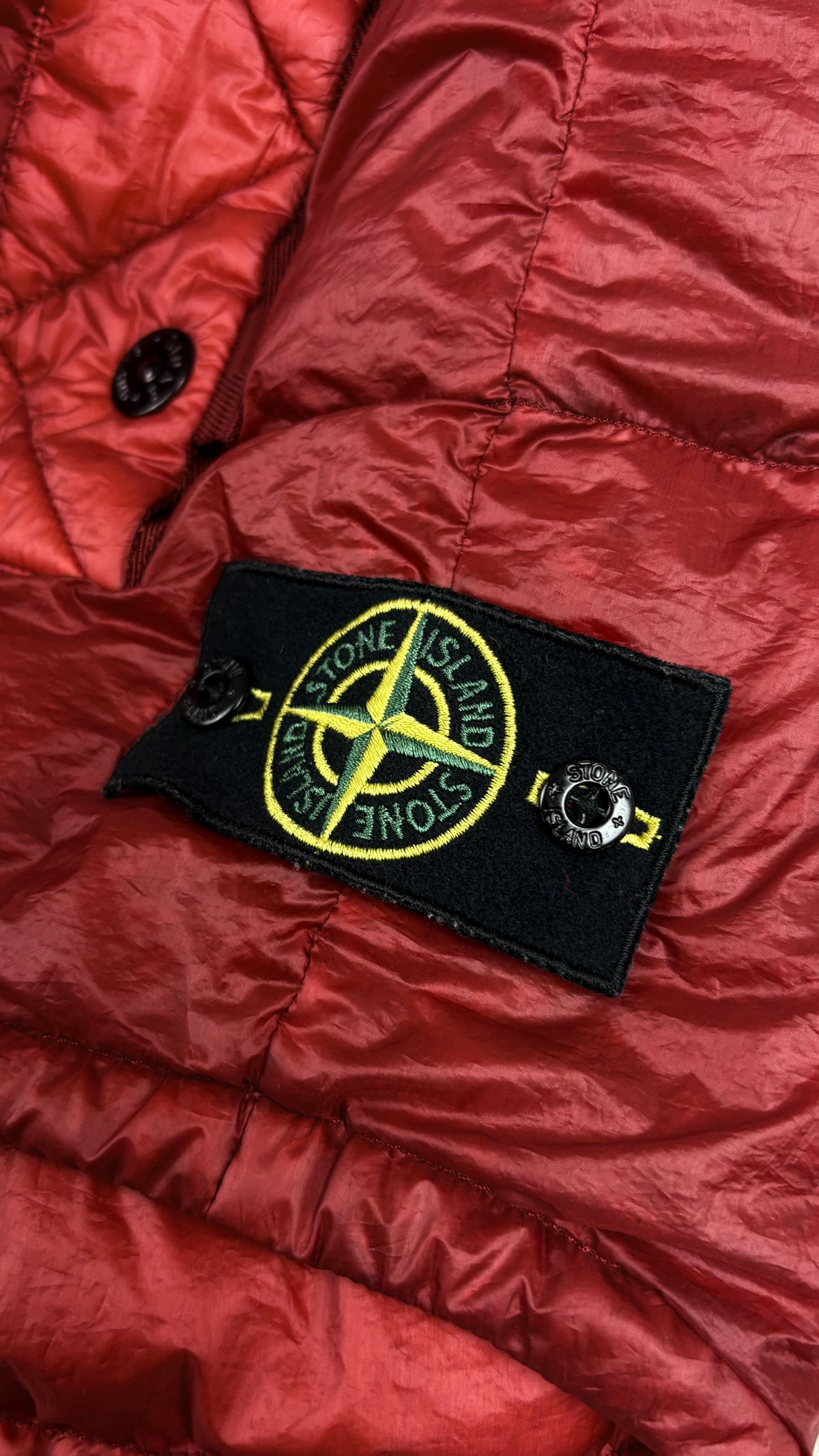 Gilet Doudoune Stone Island Garment Dyed rouge, détail étiquettes et finitions — vue 3