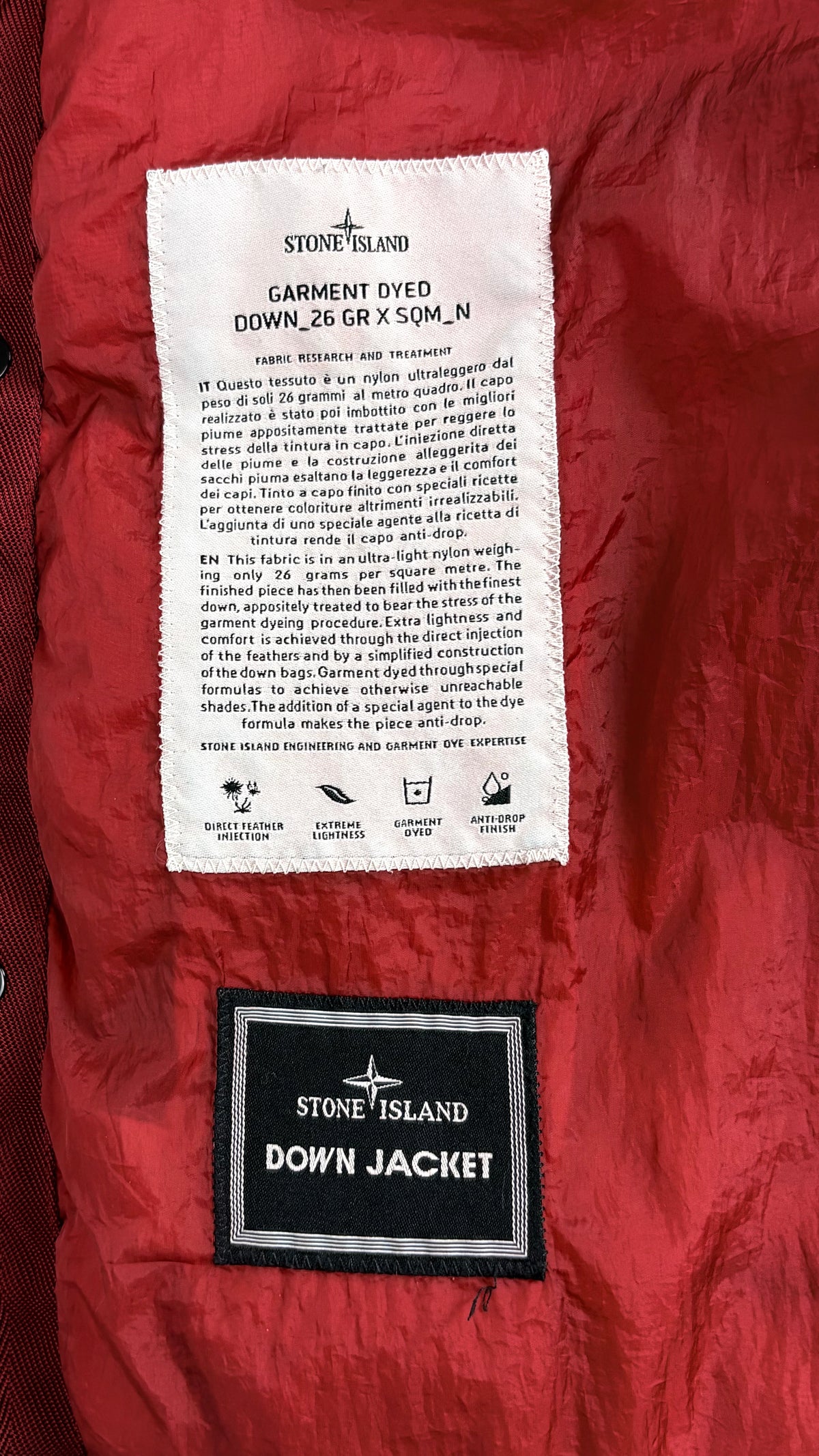 Gilet Doudoune Stone Island Garment Dyed rouge, détail étiquettes et finitions — vue 5