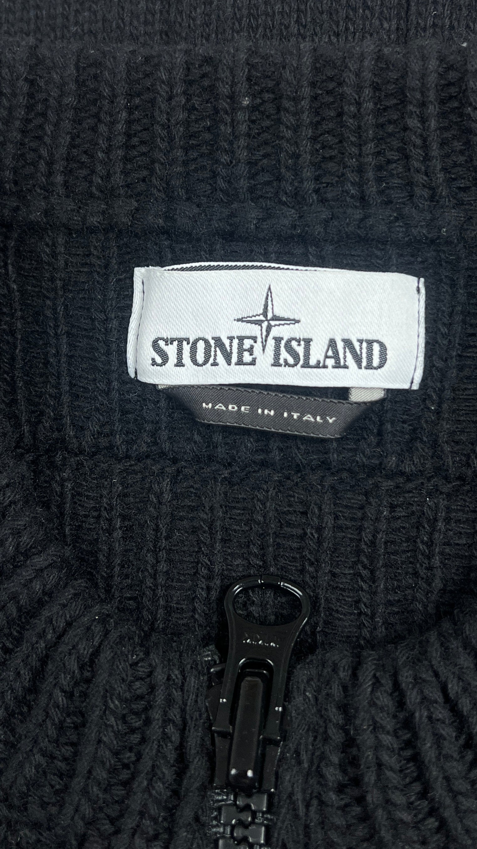 Gilet zippé Stone Island noir taille M, détail badge — vue 3