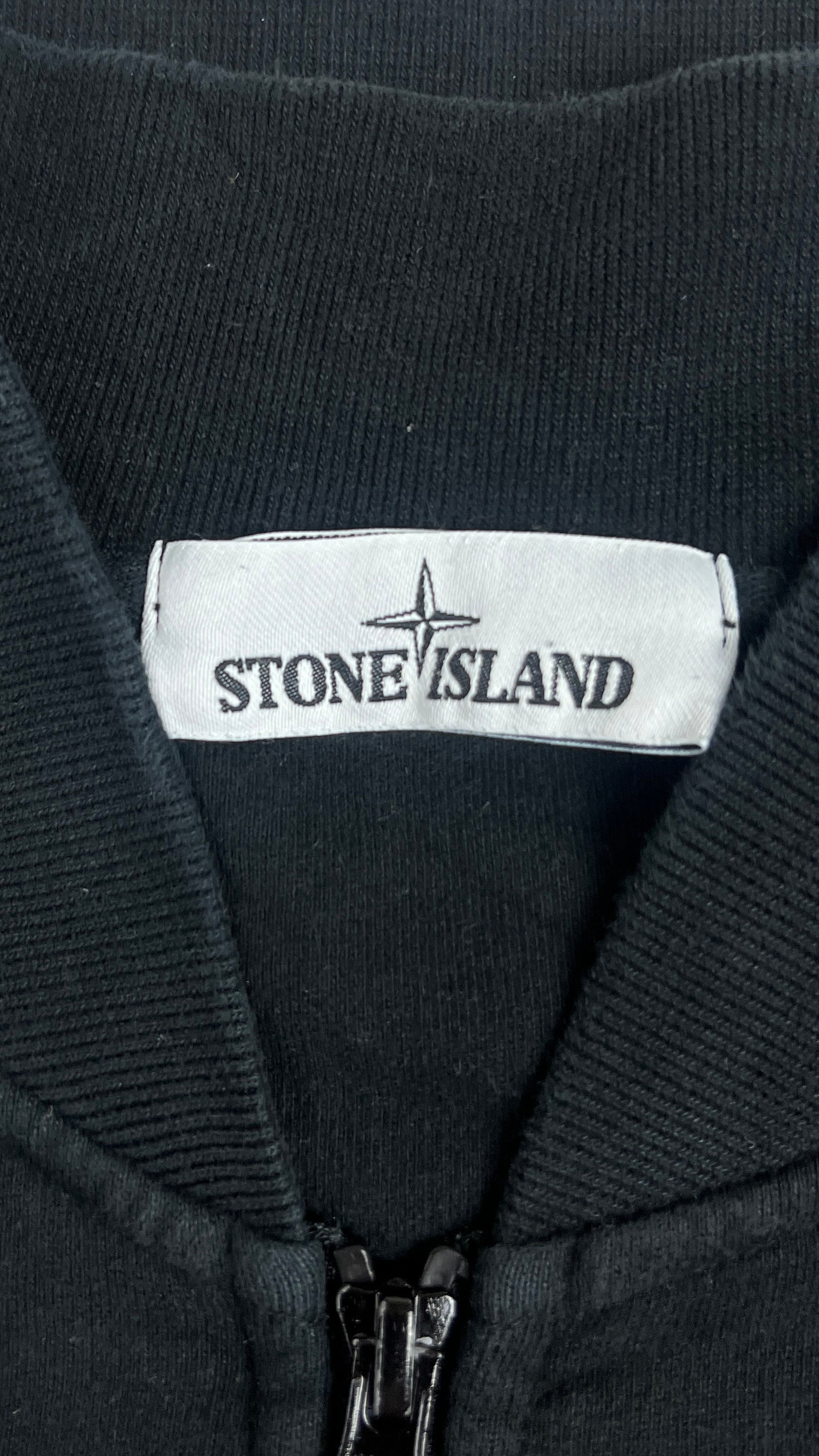 Gilet zippé Stone Island noir taille M, détail badge — vue 3