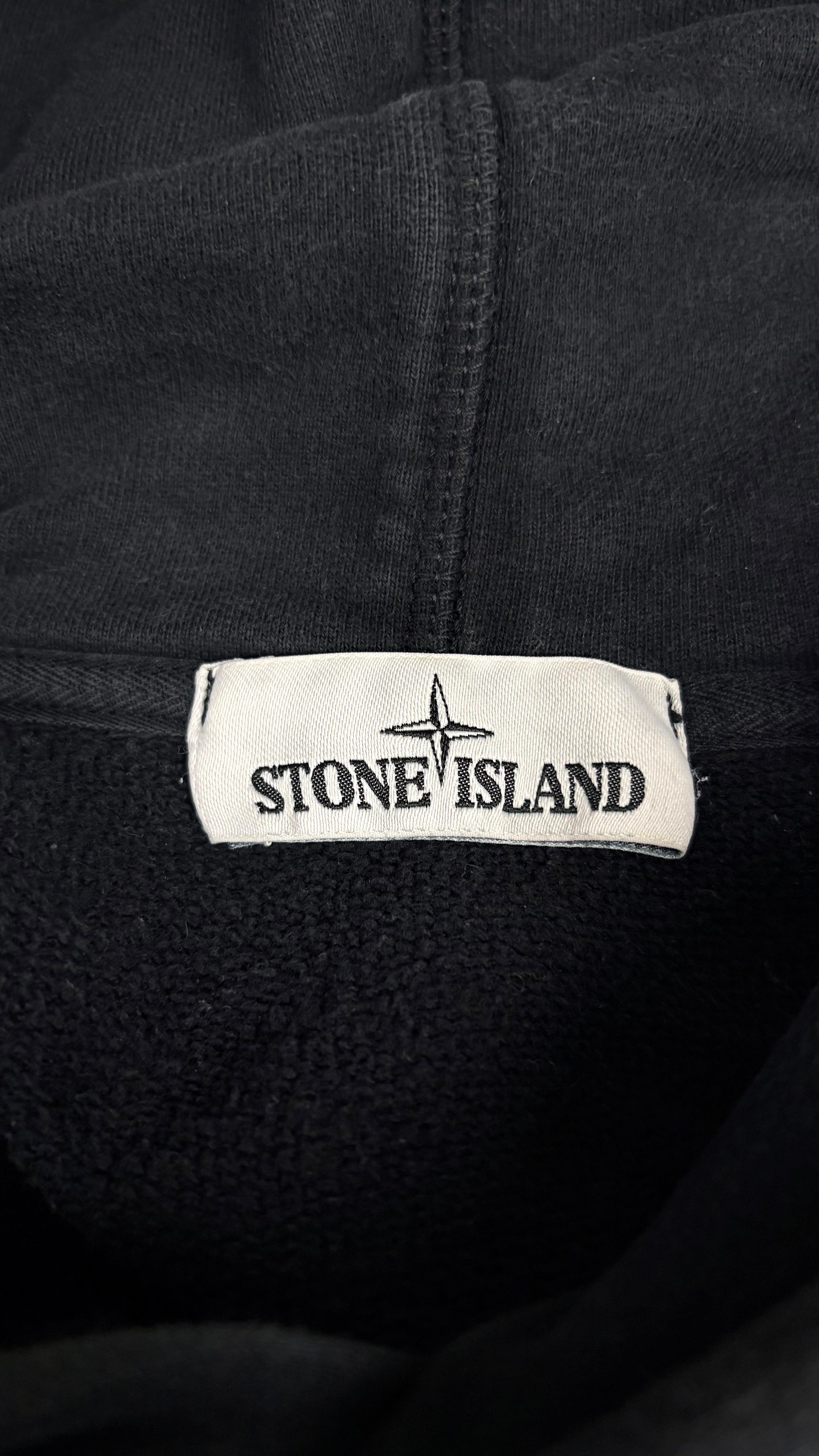 Hoodie Stone Island noir taille M, détail badge — vue 3