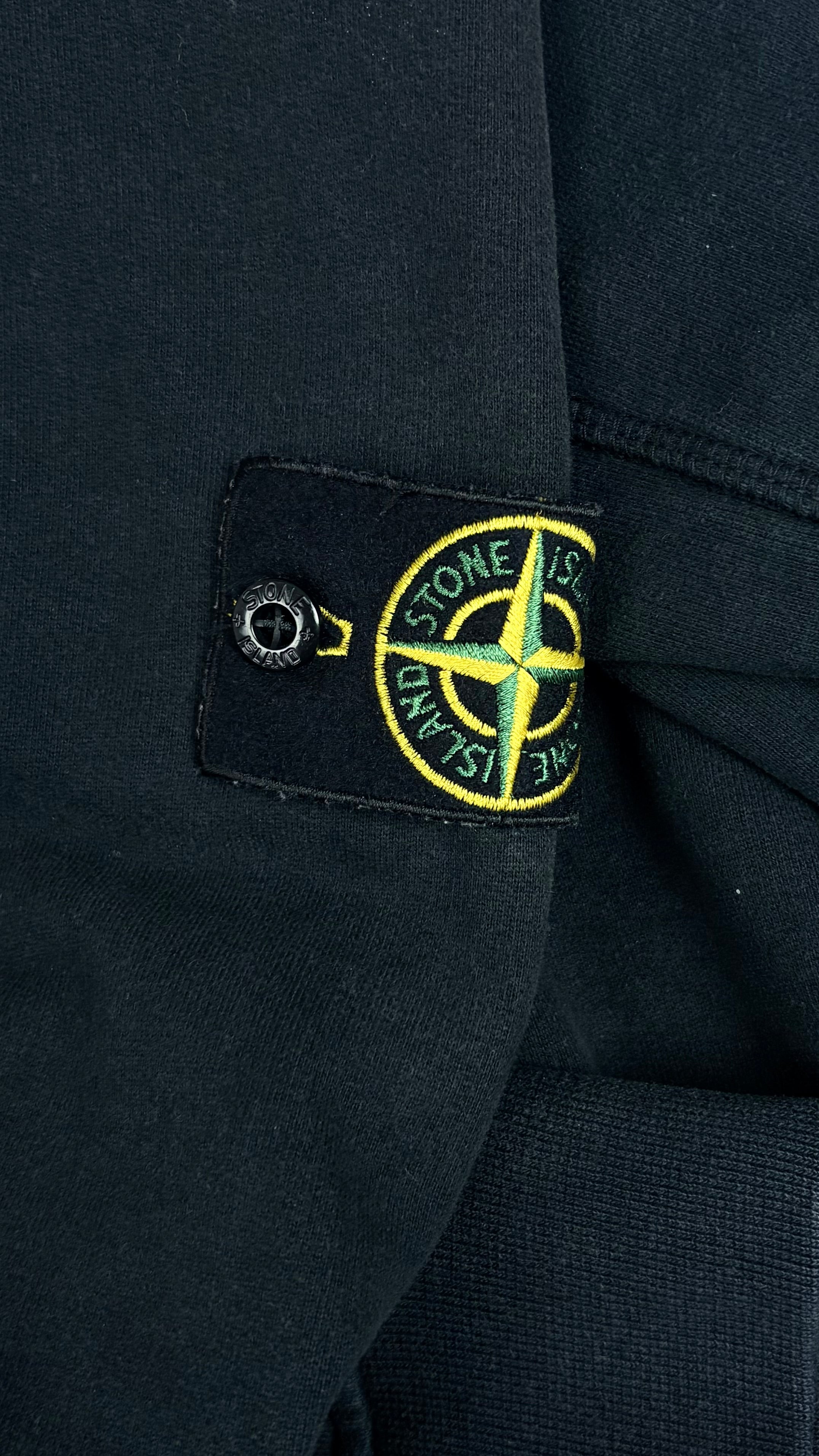 Hoodie Stone Island noir taille M, détail étiquette — vue 4