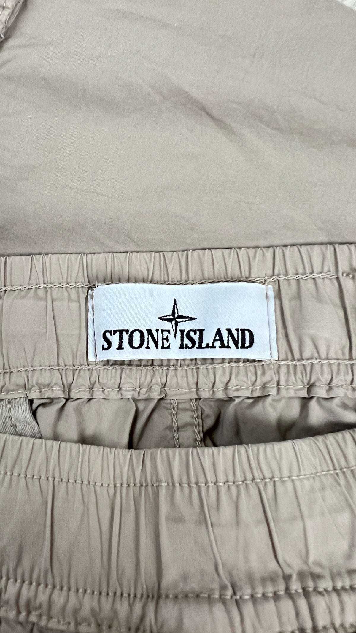 Pantalon Cargo Stone Island beige, détail étiquettes et finitions — vue 4