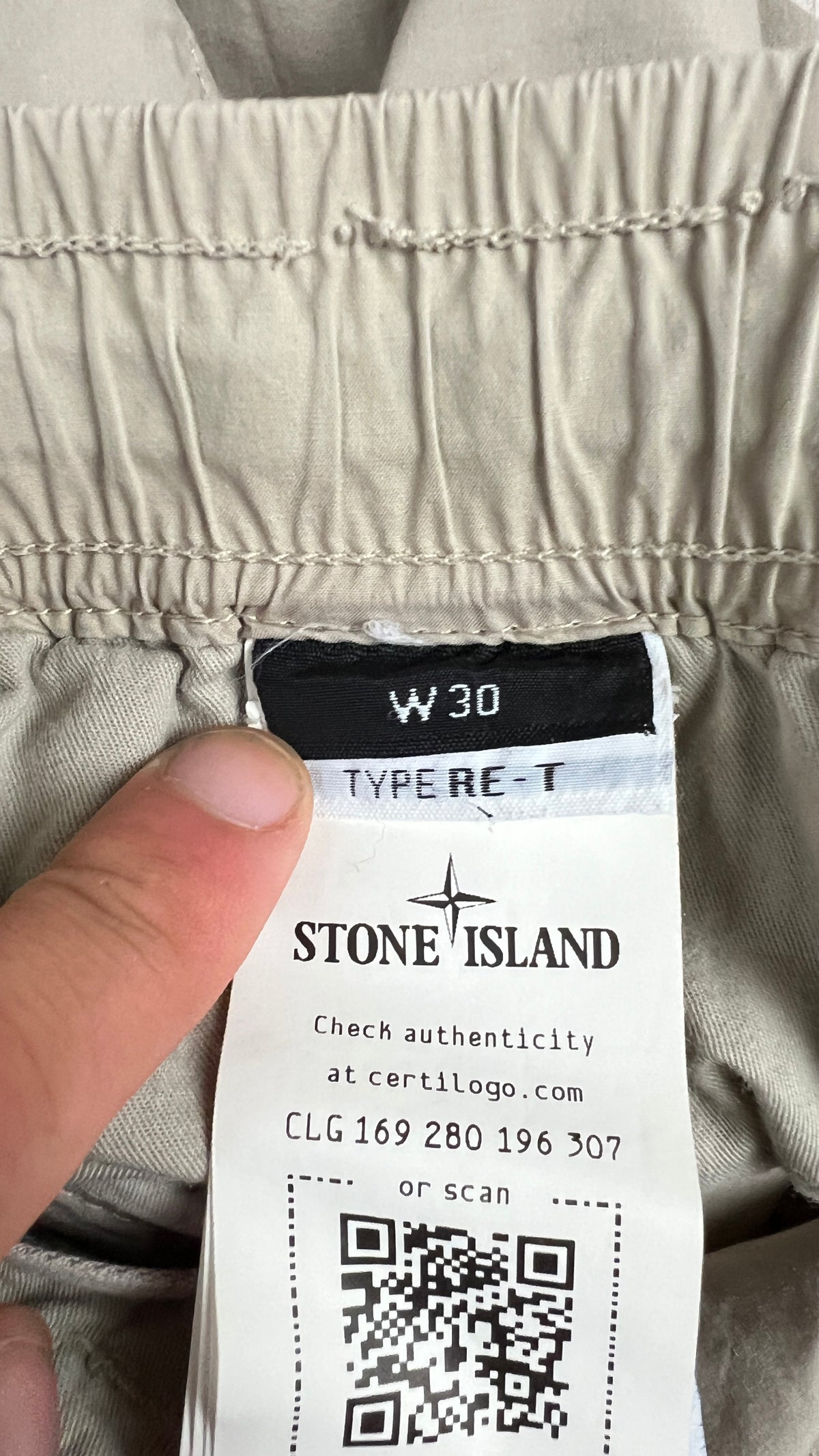 Pantalon Cargo Stone Island beige, détail étiquettes et finitions — vue 5