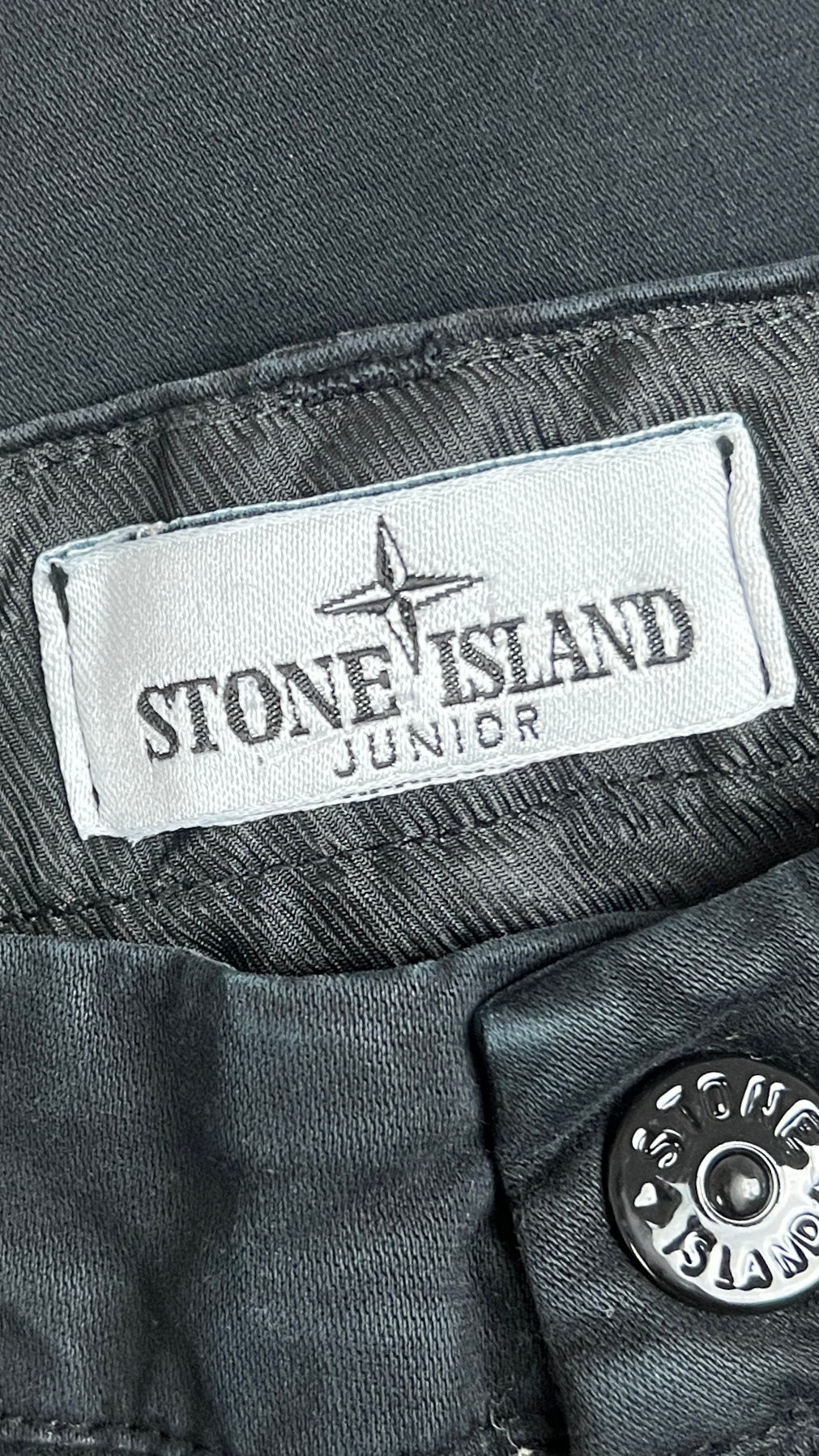 Pantalon Cargo Stone Island Junior noir taille 12 ans, détail étiquettes et finitions — vue 3