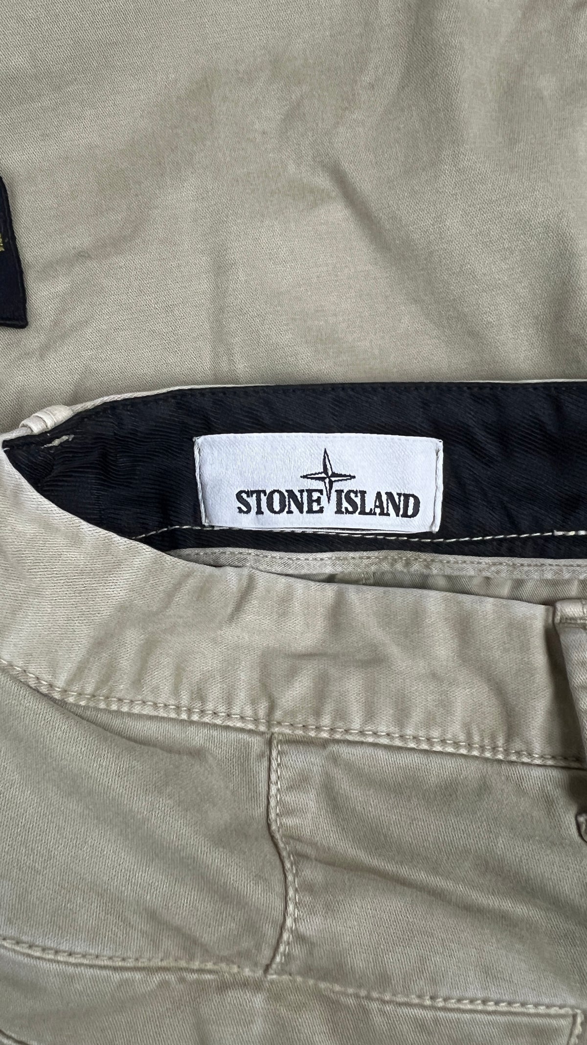 Pantalon Cargo Stone Island kaki clair taille W32, détail étiquettes et finitions — vue 4