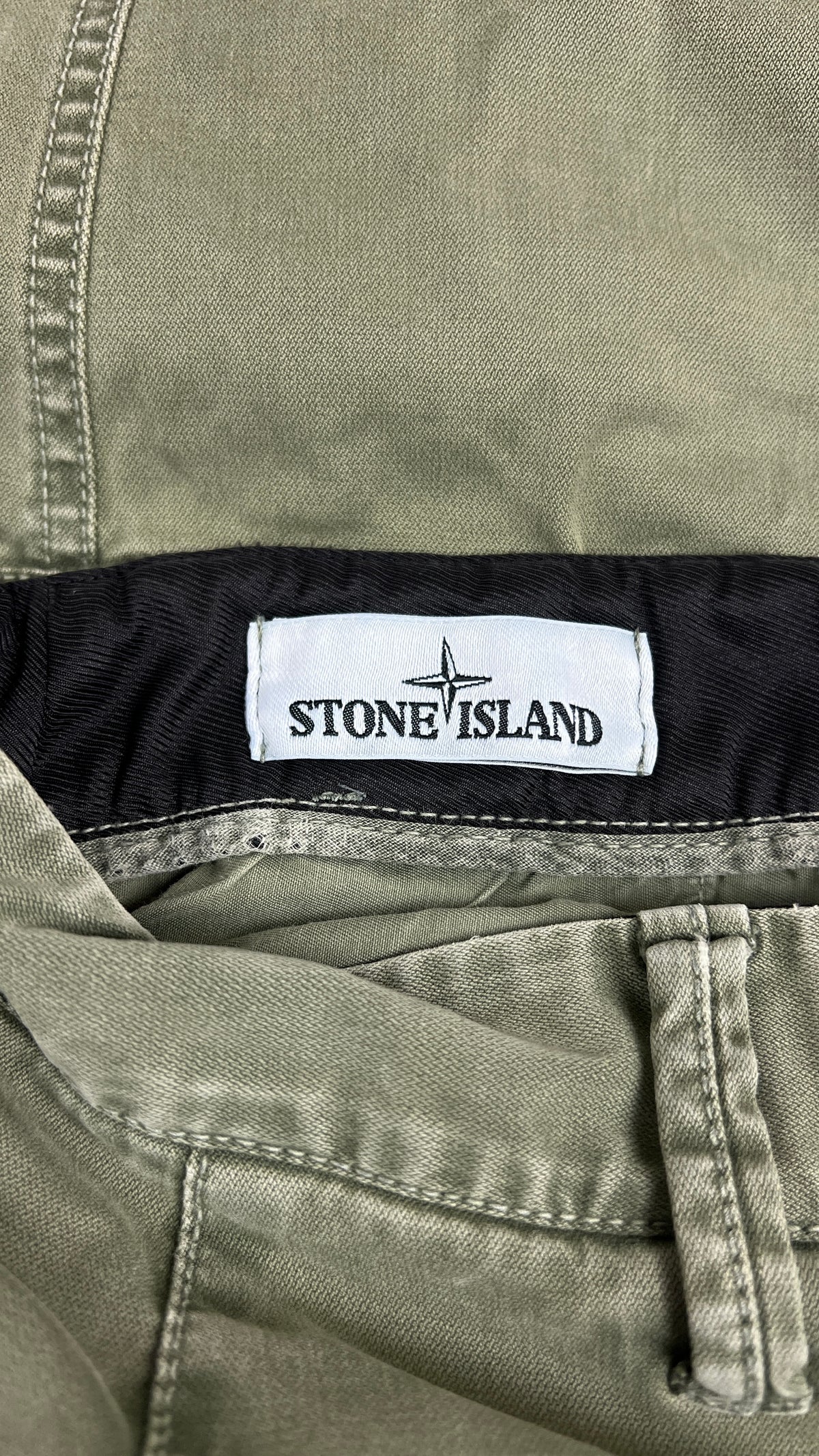 Pantalon Cargo Stone Island kaki, détail étiquettes et finitions — vue 4