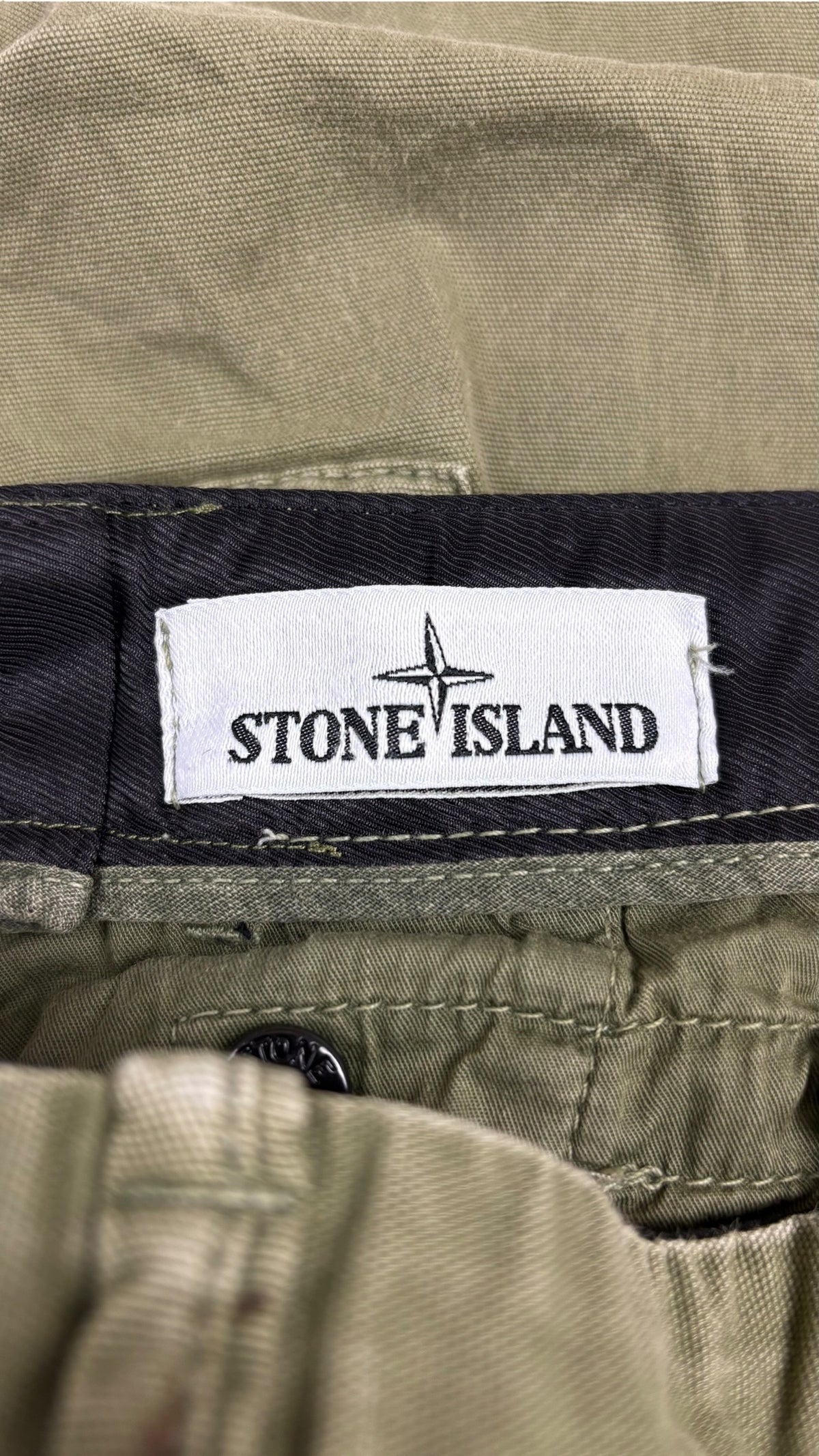 Pantalon Cargo Stone Island kaki taille W32, détail étiquettes et finitions — vue 4