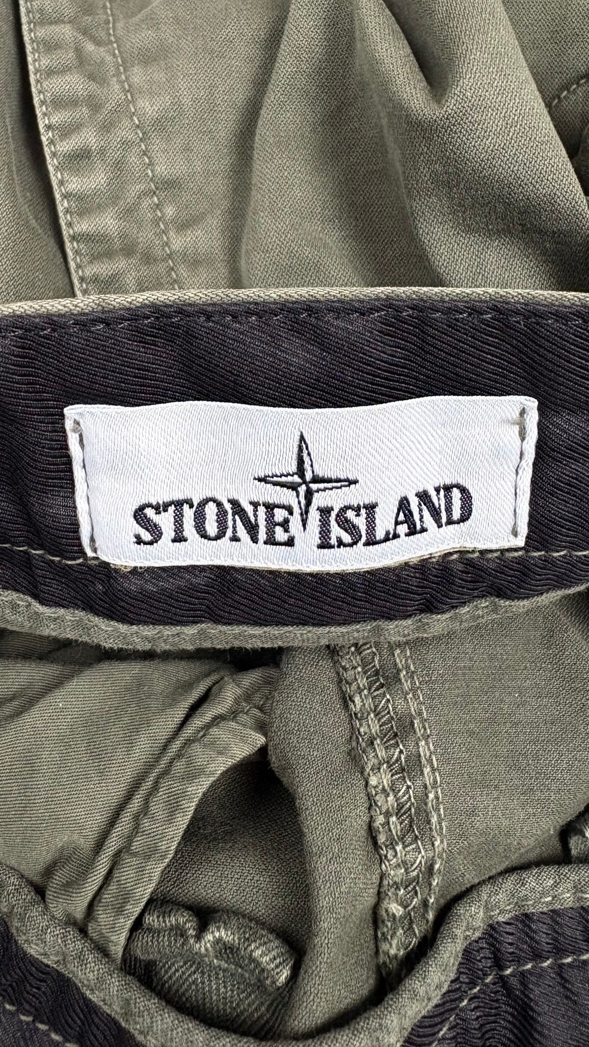Pantalon Cargo Stone Island kaki, détail étiquettes et finitions — vue 3