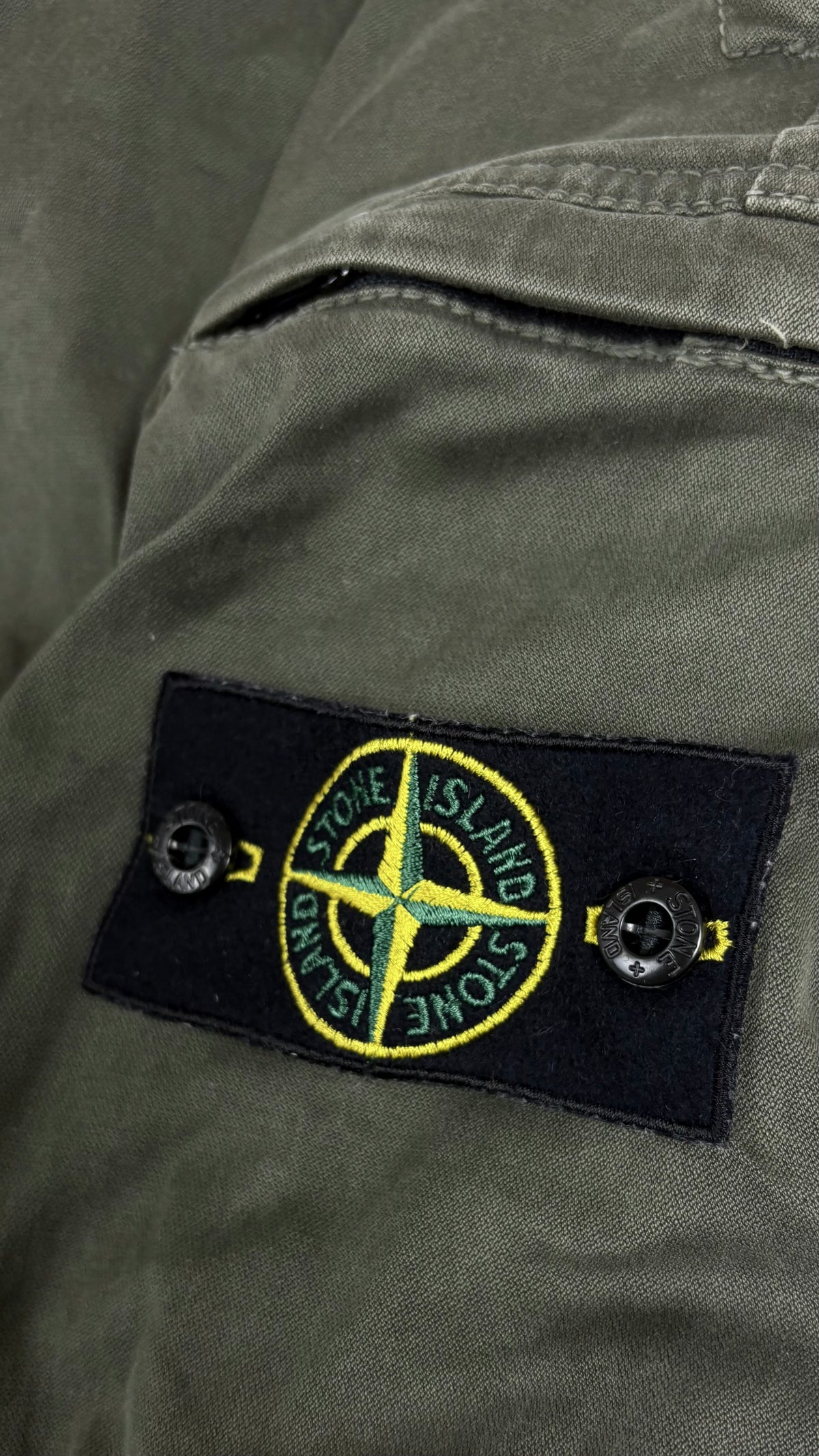 Pantalon Cargo Stone Island kaki, détail étiquettes et finitions — vue 4