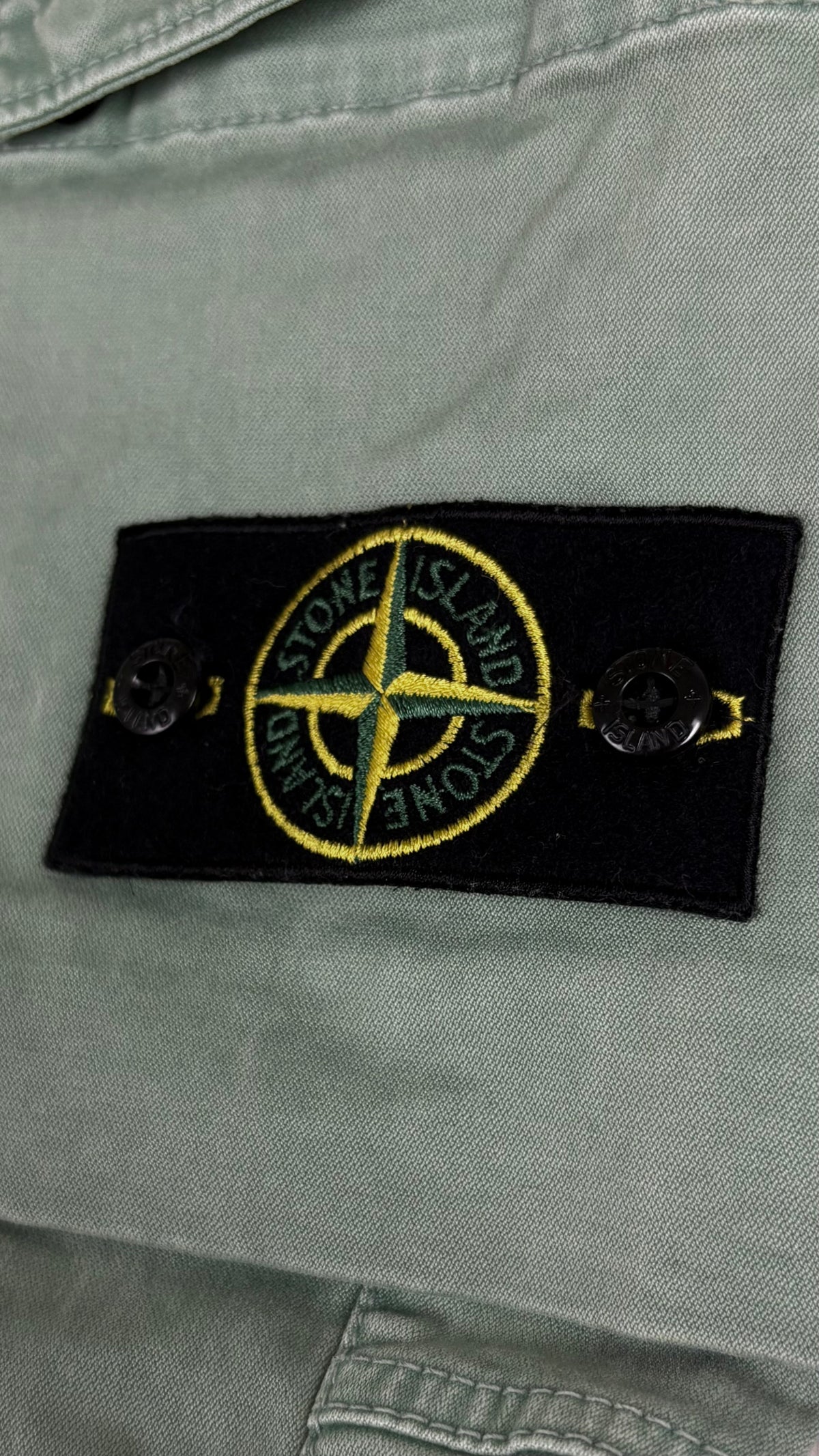 Pantalon Cargo Stone Island vert sauge, détail étiquettes et finitions — vue 3