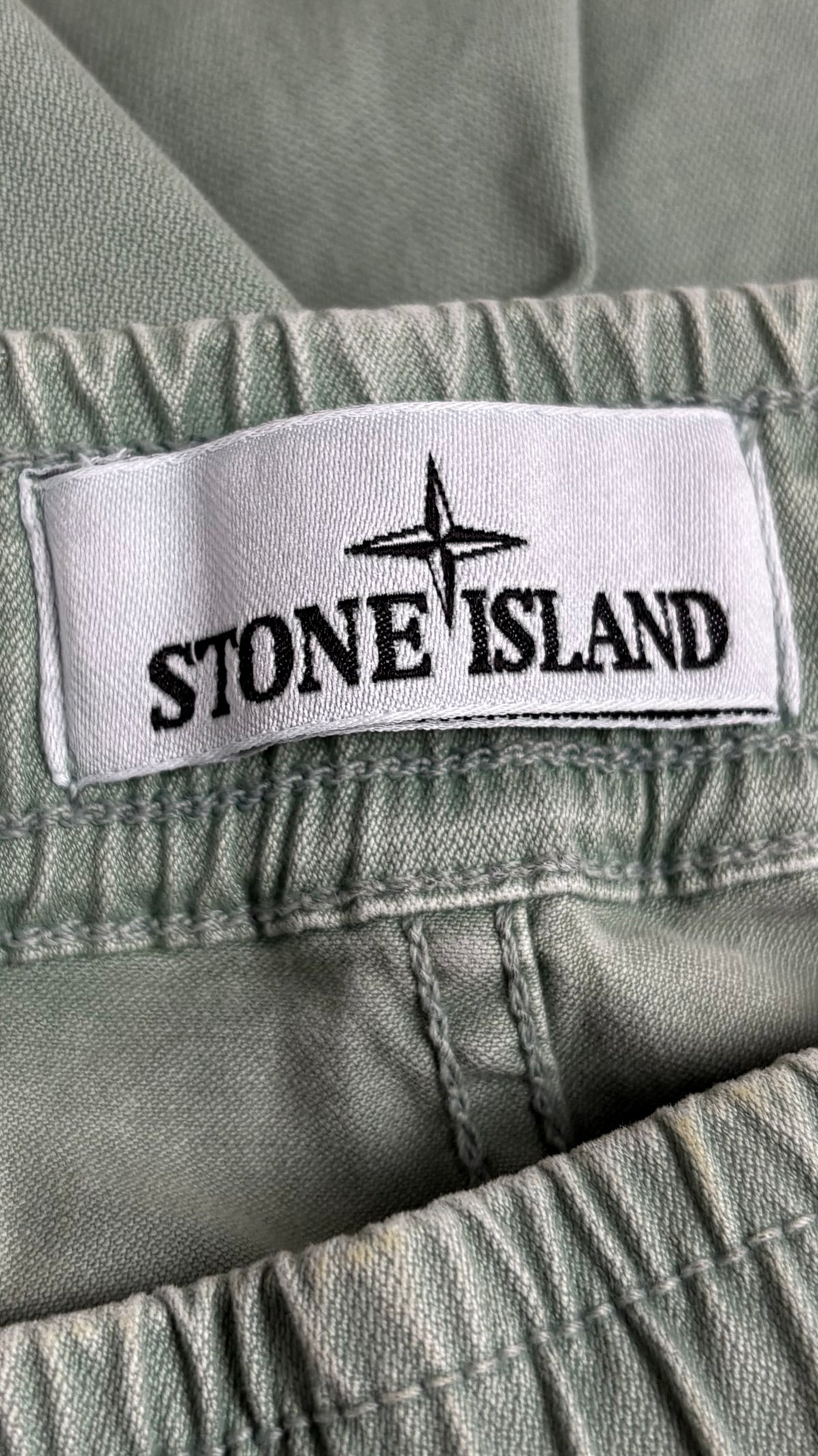 Pantalon Cargo Stone Island vert sauge, détail étiquettes et finitions — vue 4