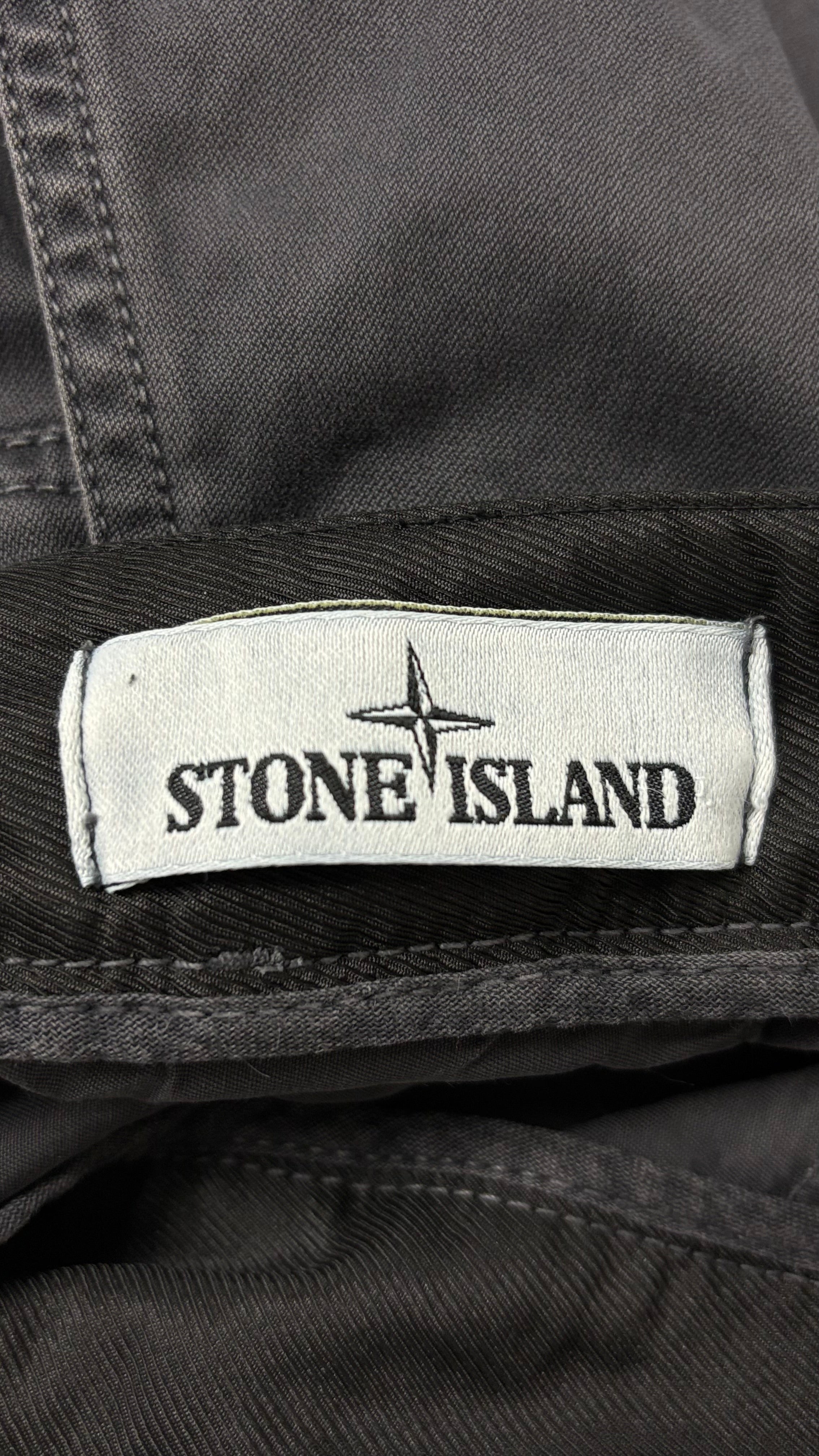 Pantalon Stone Island gris taille W33 - Logo et étiquette