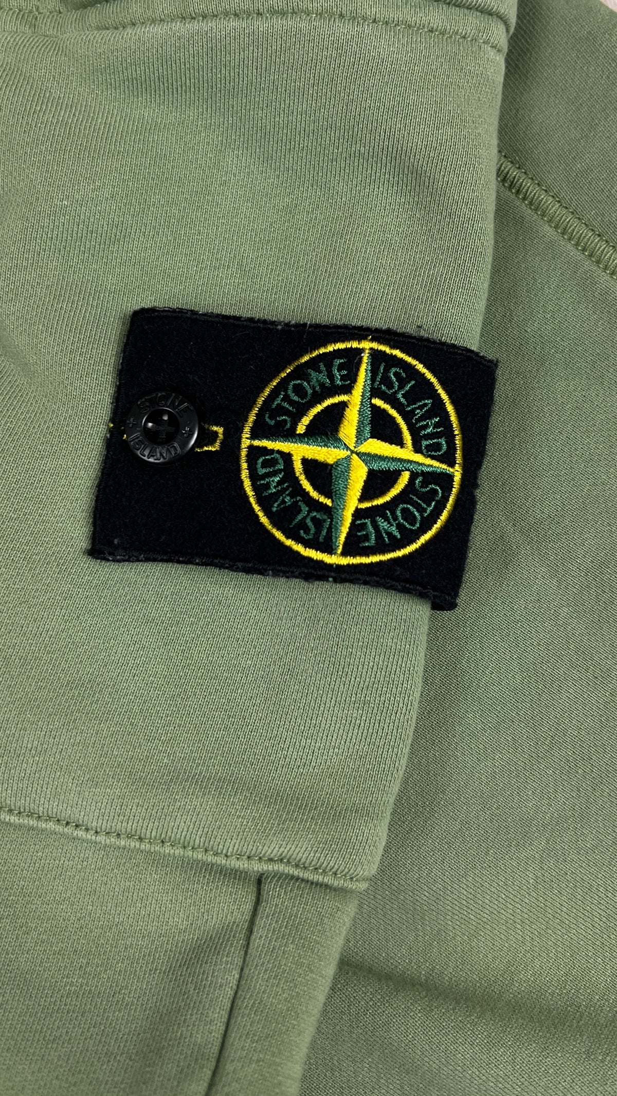 Pantalon jogging Stone Island kaki taille M, détail badge — vue 3