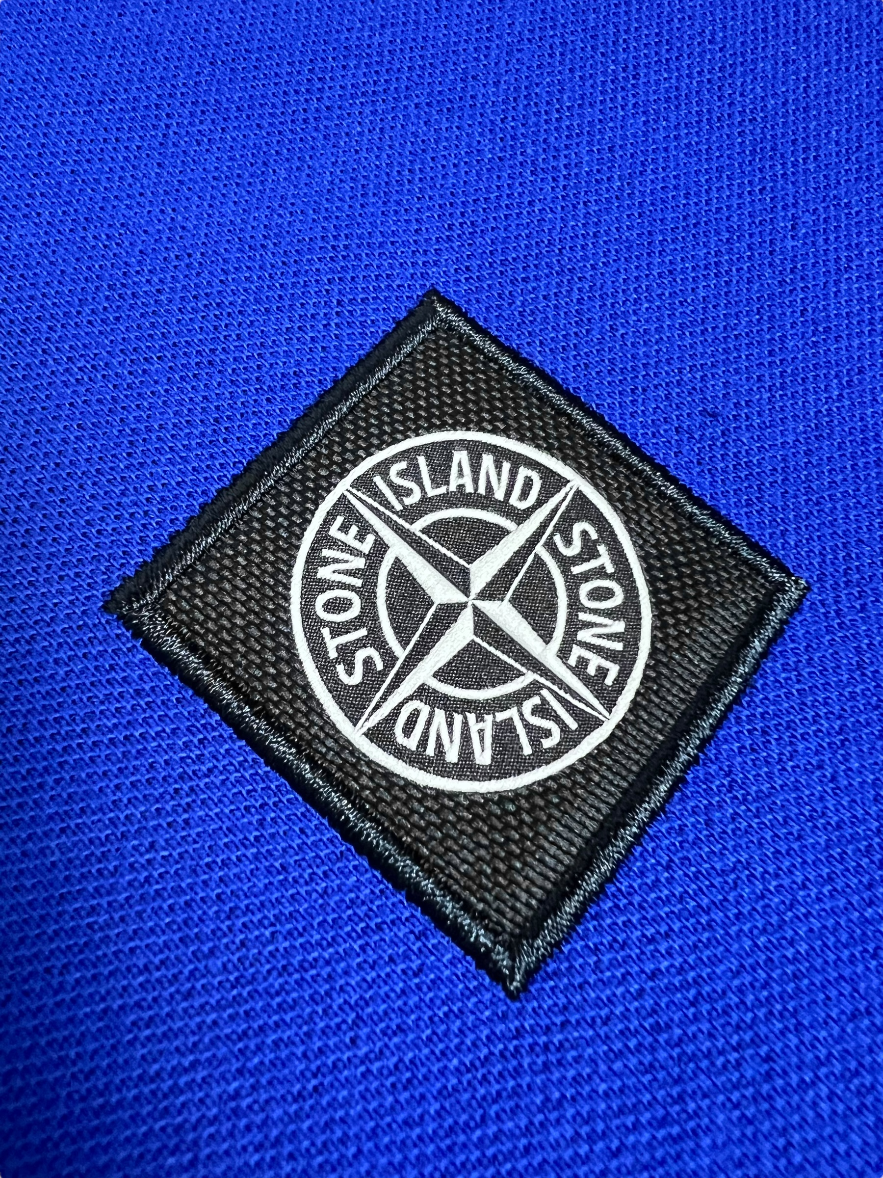 Polo Stone Island bleu taille S - Logo et étiquette